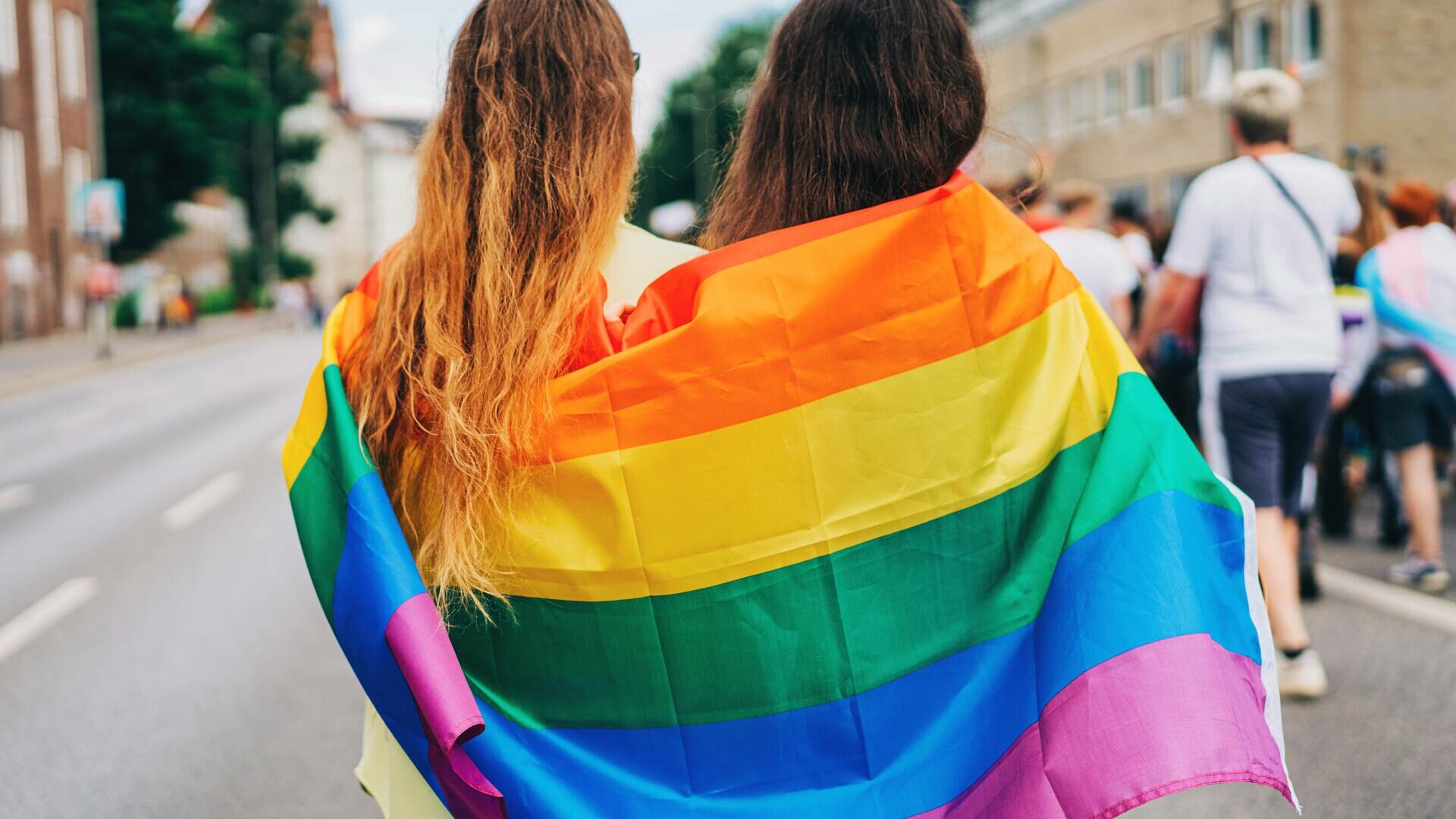 Românii sunt mai deschiși față de comunitatea LGBT și cred că toate familiile ar trebui protejate - sondaj