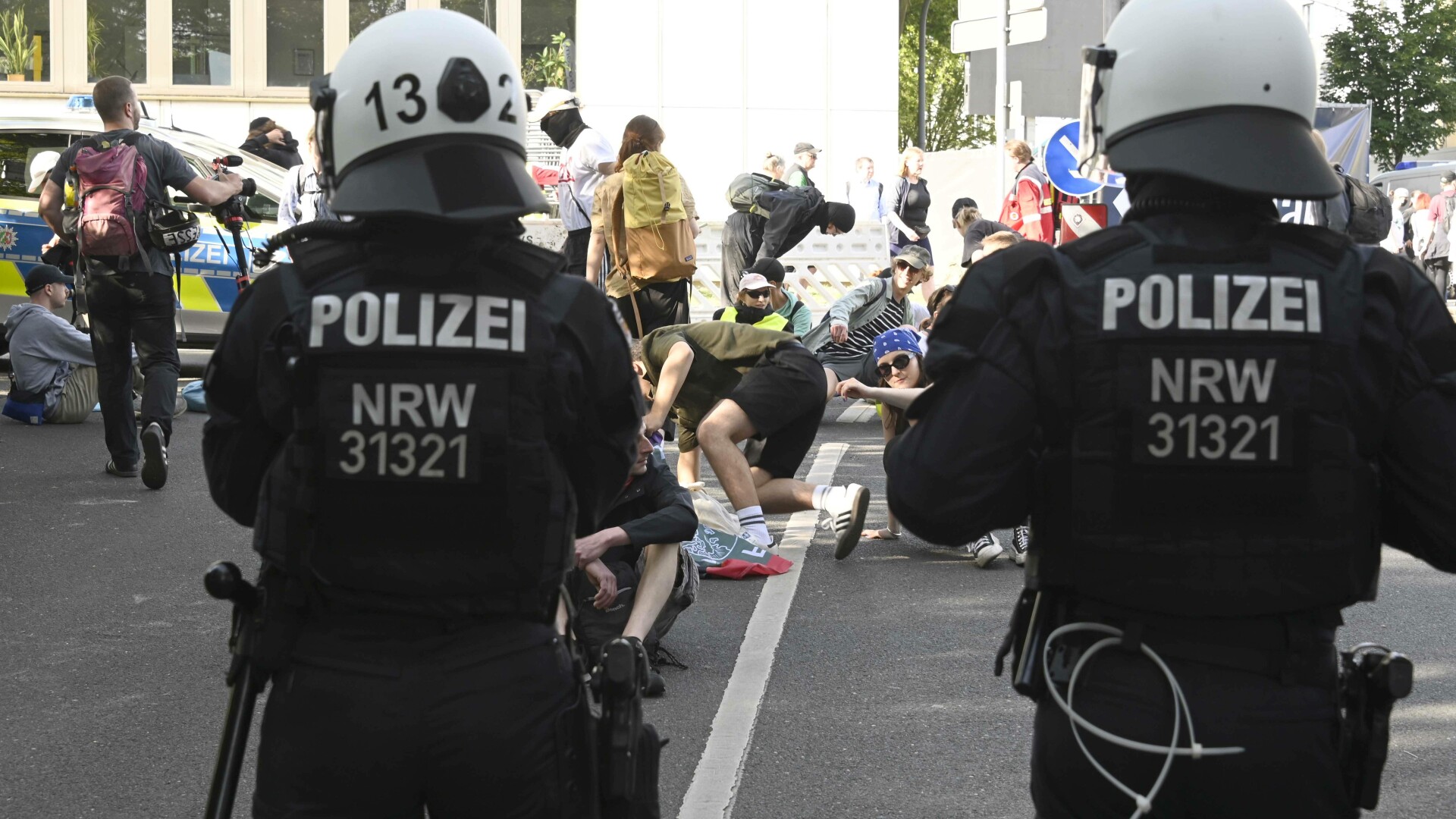 Ciocniri violente cu poliția la Essen, sâmbătă dimineață. S-au folosit tunuri cu apă, spray-uri cu piper și bastoane