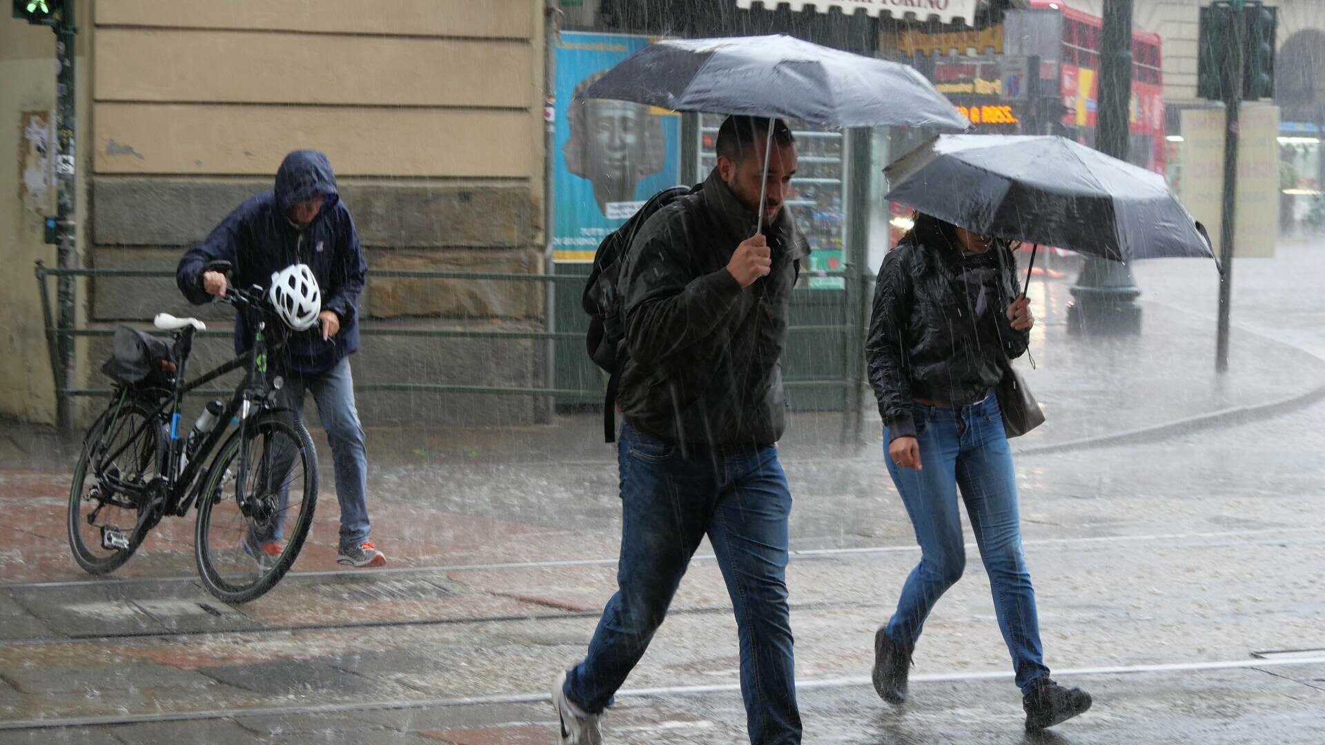 Alertă meteo Cod Portocaliu de furtună în București și alte județe. Rafalele vor ajunge și la 90 km/h