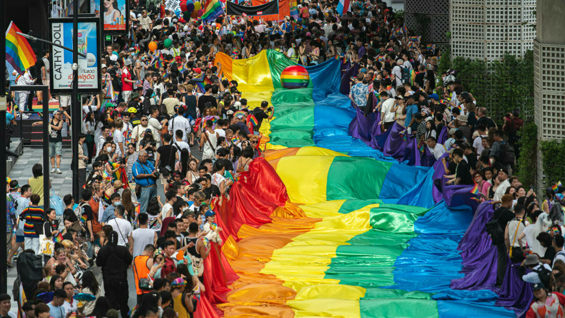 Violențele împotriva comunității LGBTQ+ ating noi maxime în Europa, pe fondul retorcii extremei drepte. „Folosiți ca o armă”