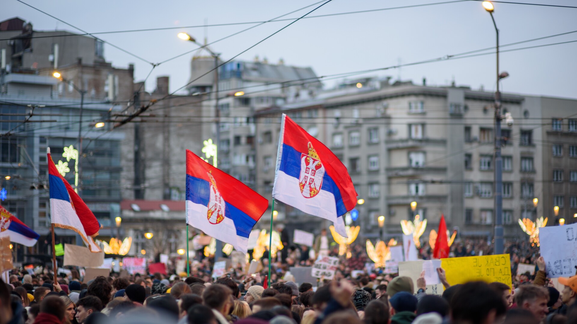 Mii de studenți și protestatari din peste 30 de orașe din Serbia cer alegeri anticipate și acțiuni anticorupție