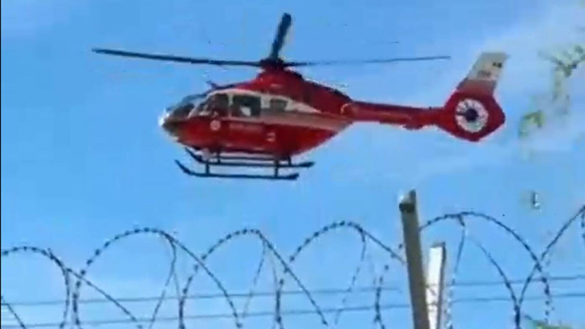 La Târgu Jiu, elicopterul a fost nevoit să „sară gardul” pentru a prelua un pacient. Heliportul are lacăt pe porți