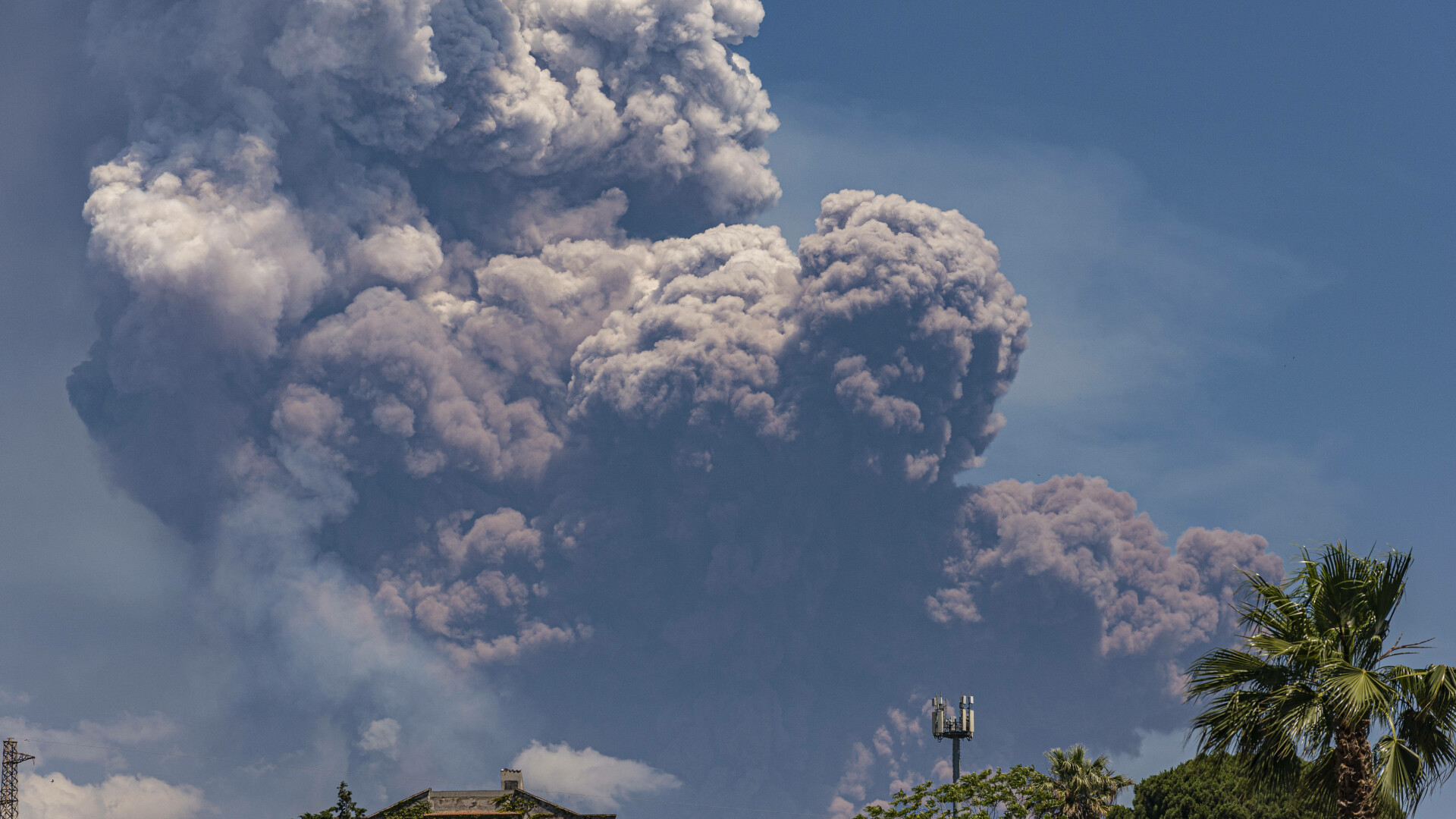 Imagini dramatice de la erupția vulcanului Etna. Turiștii, filmați în timp ce fug din calea norului gros de fum. VIDEO