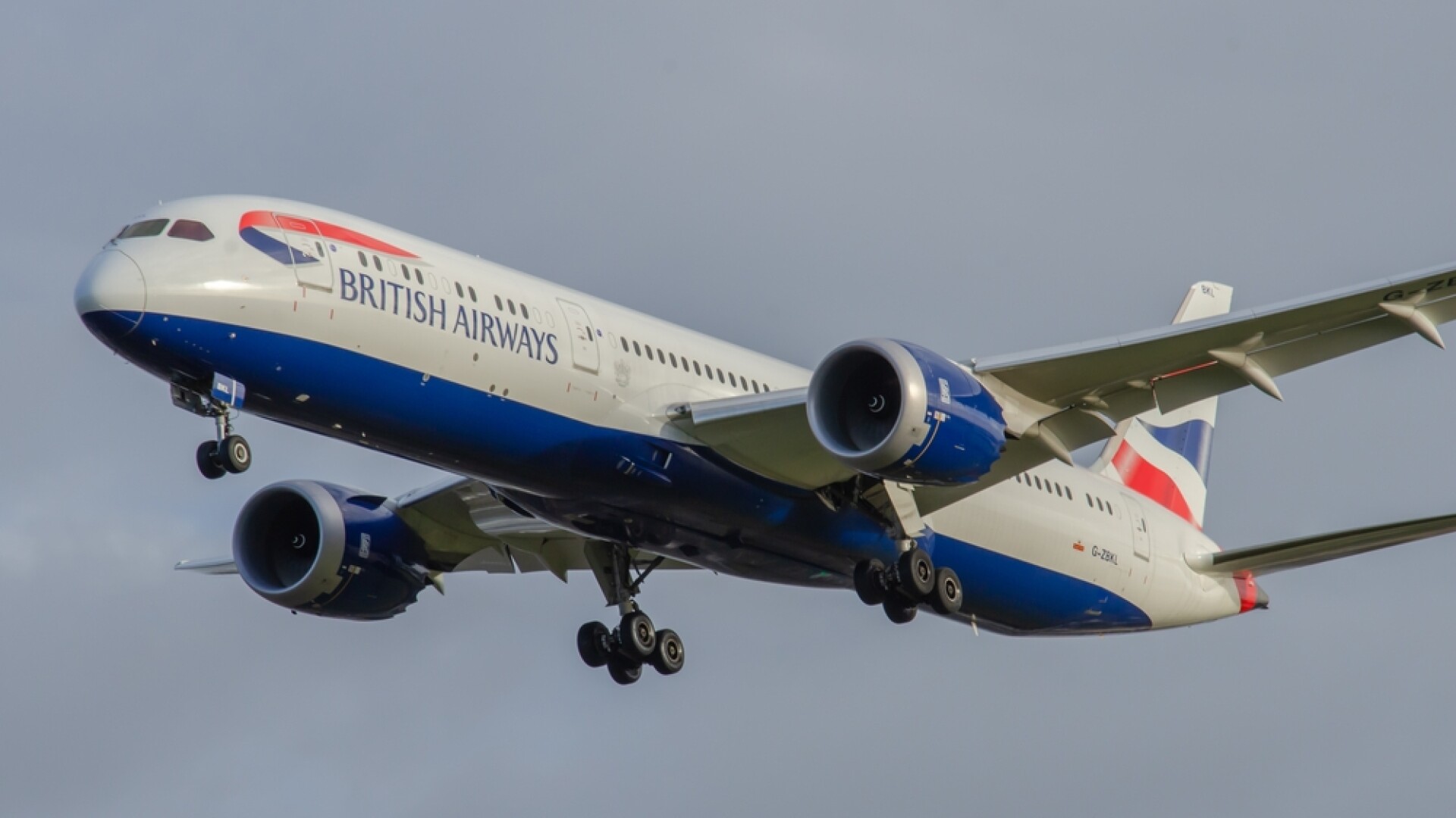 Un însoţitor de zbor a fost găsit dezbrăcat şi drogat în toaleta de la clasa business, în timpul unui zbor spre Londra