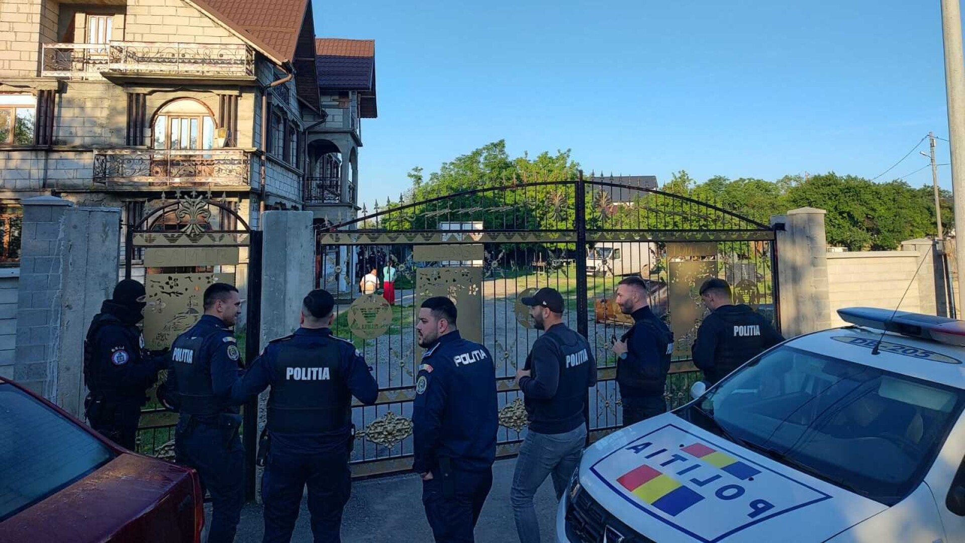 Descinderi la mafia deșeurilor din Dâmbovița. Zeci de percheziții pentru arderea și îngroparea ilegală a gunoaielor