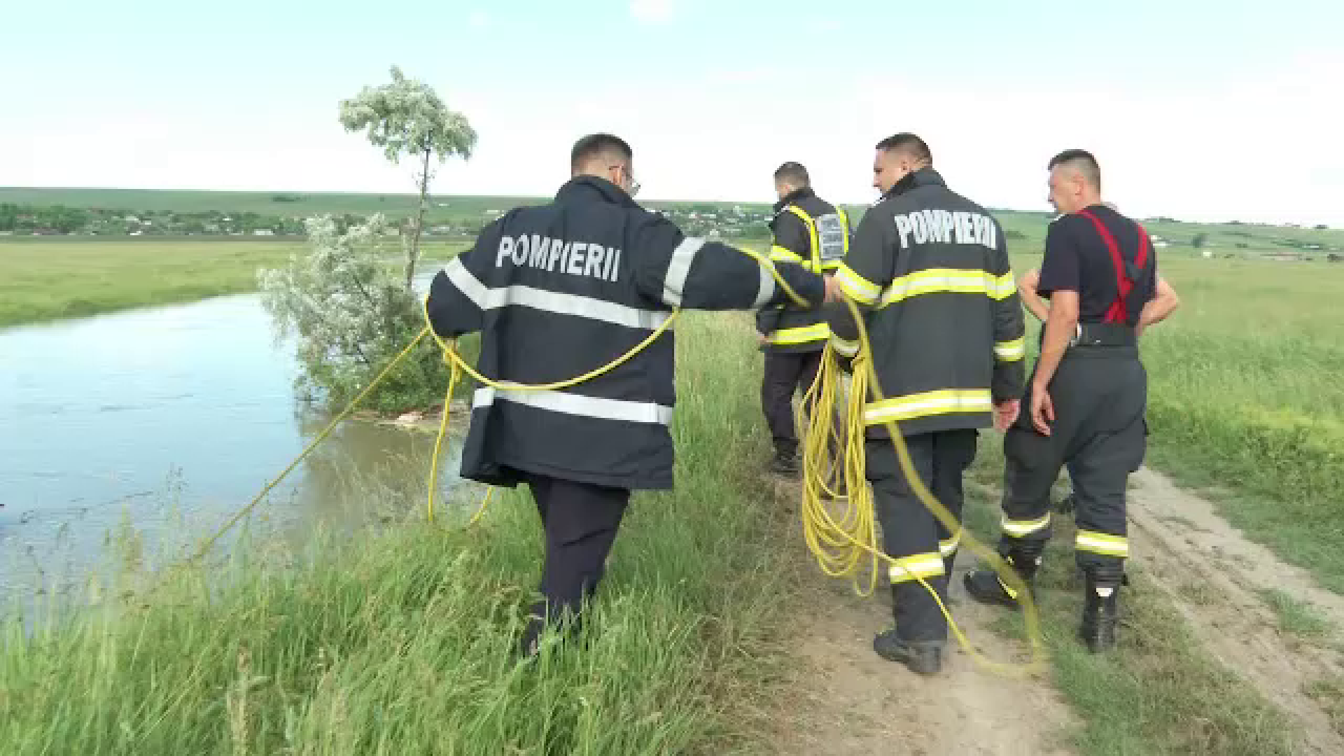 Doi frați, înghițiți de ape în Iași. Unul dintre copii a fost salvat în ultimul moment, fratele lui e căutat de scafandri