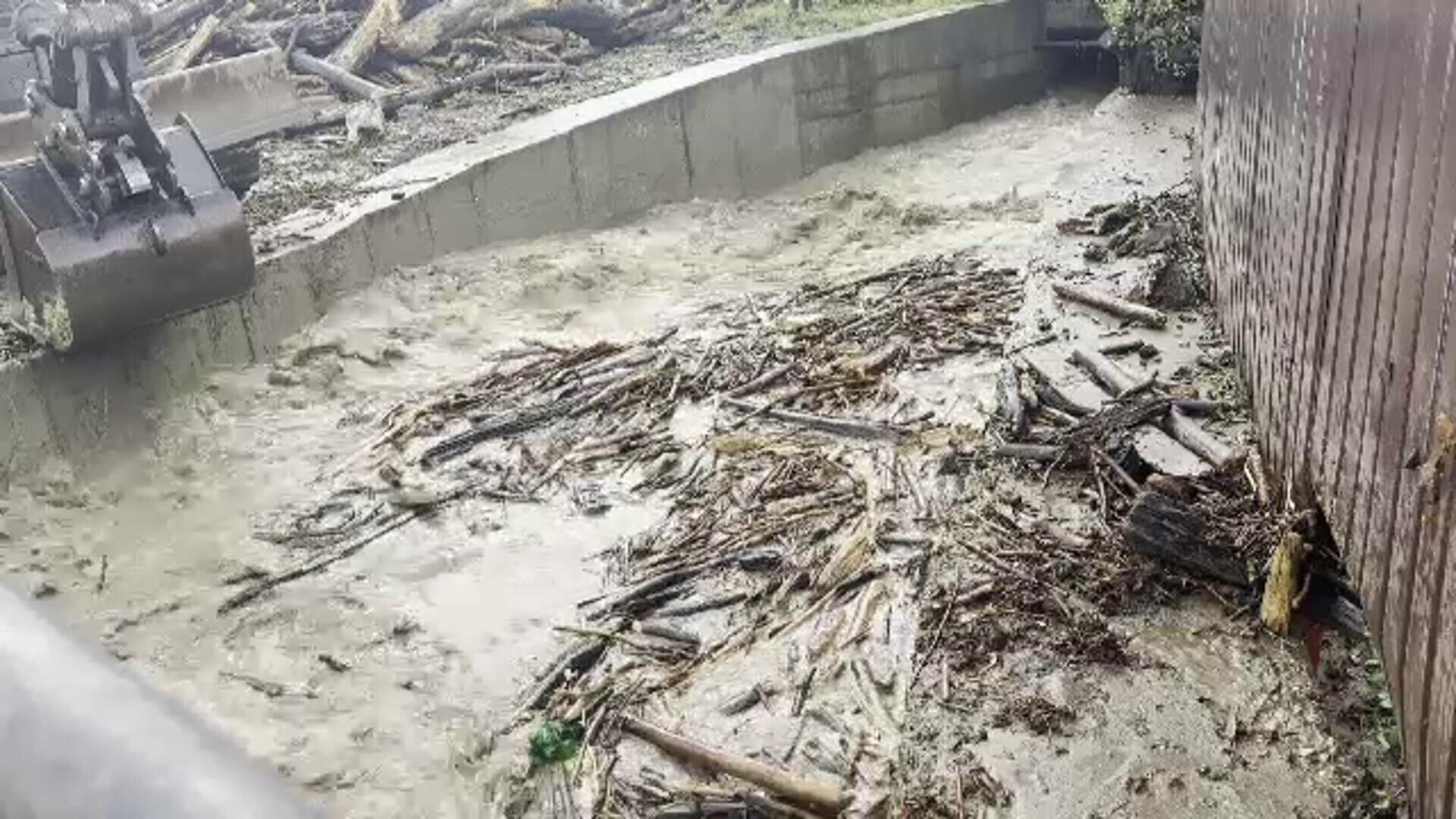 Dezastru ecologic la Praid: Apa sărată a contaminat Târnava Mică. 16 localități au rămas fără apă potabilă