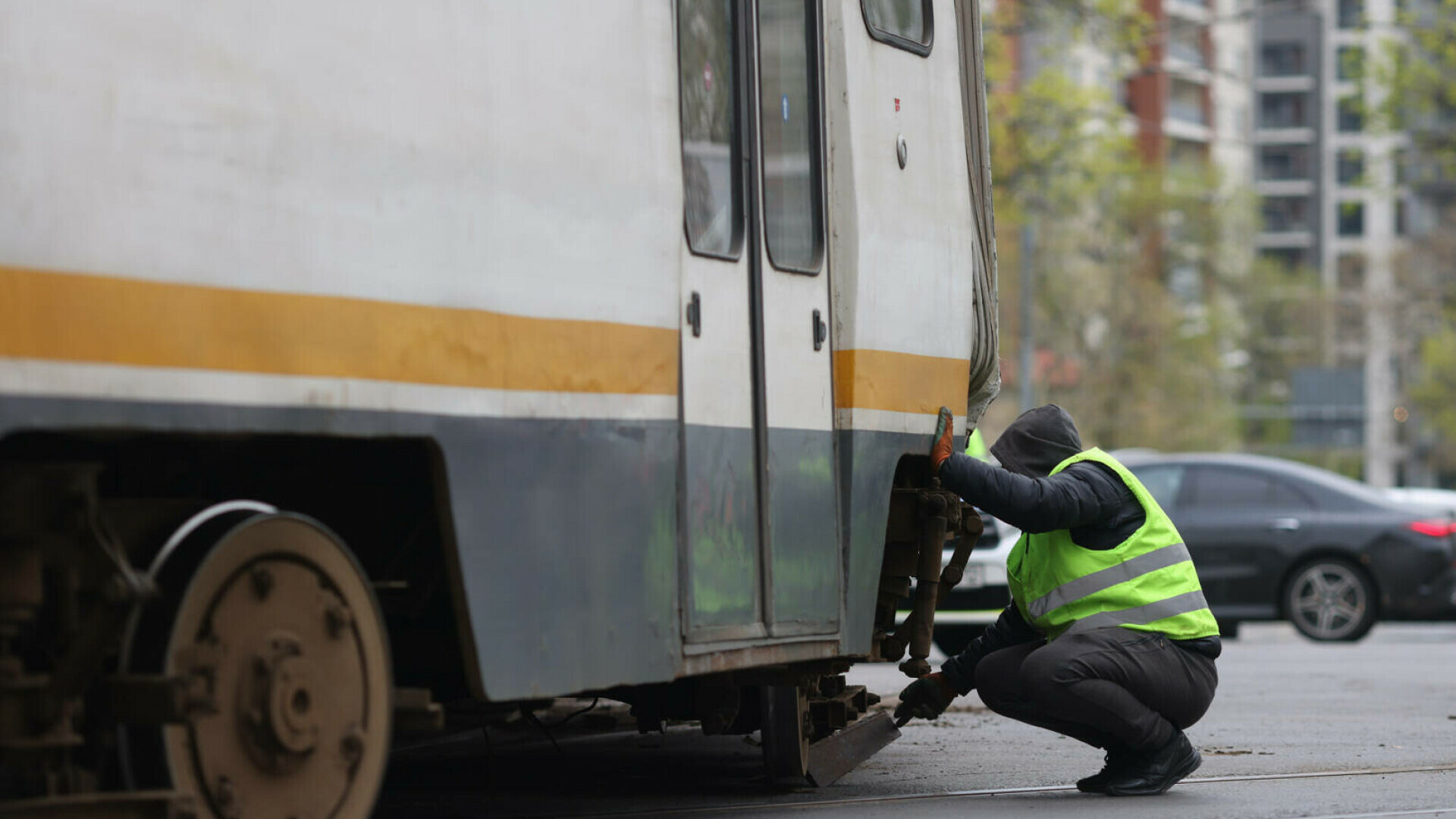 Un tramvai din Capitală a deraiat, blocând circulația altor linii. Autoritățile au înființat tramvaie navetă