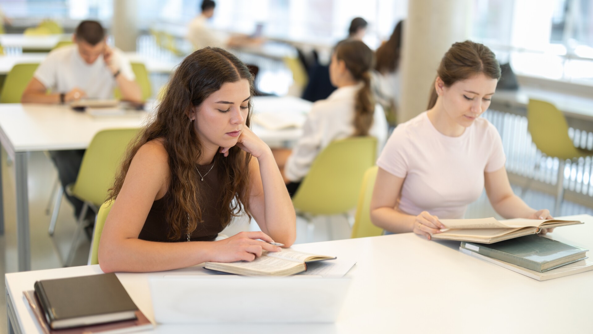 Ce pică la BAC 2025 la Economie. Subiecte, bareme și programa pentru Bacalaureat