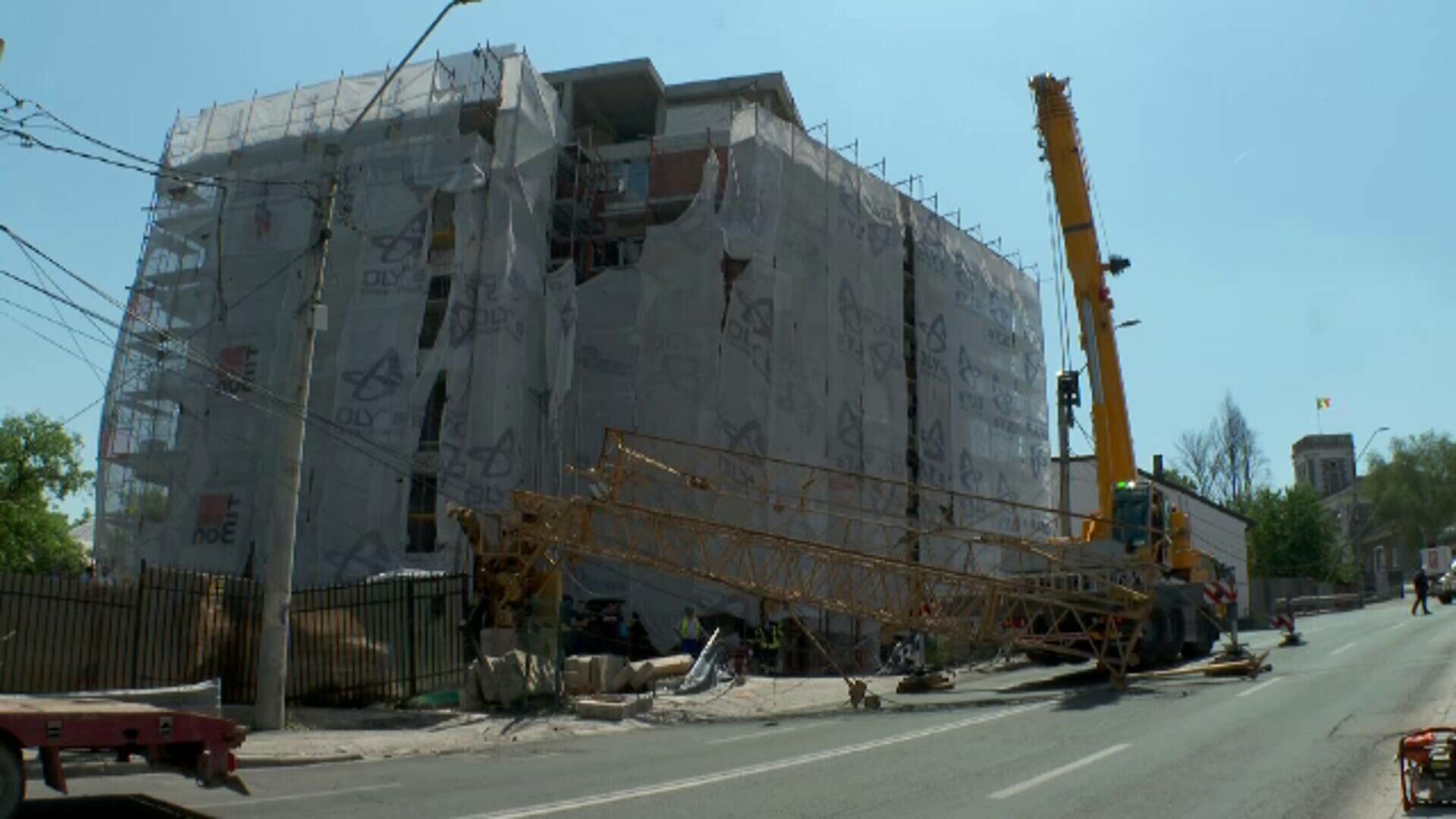 O macara s-a prăbușit în mijlocul unei șosele din Pitești. Primăria a anunțat că va amenda constructorul