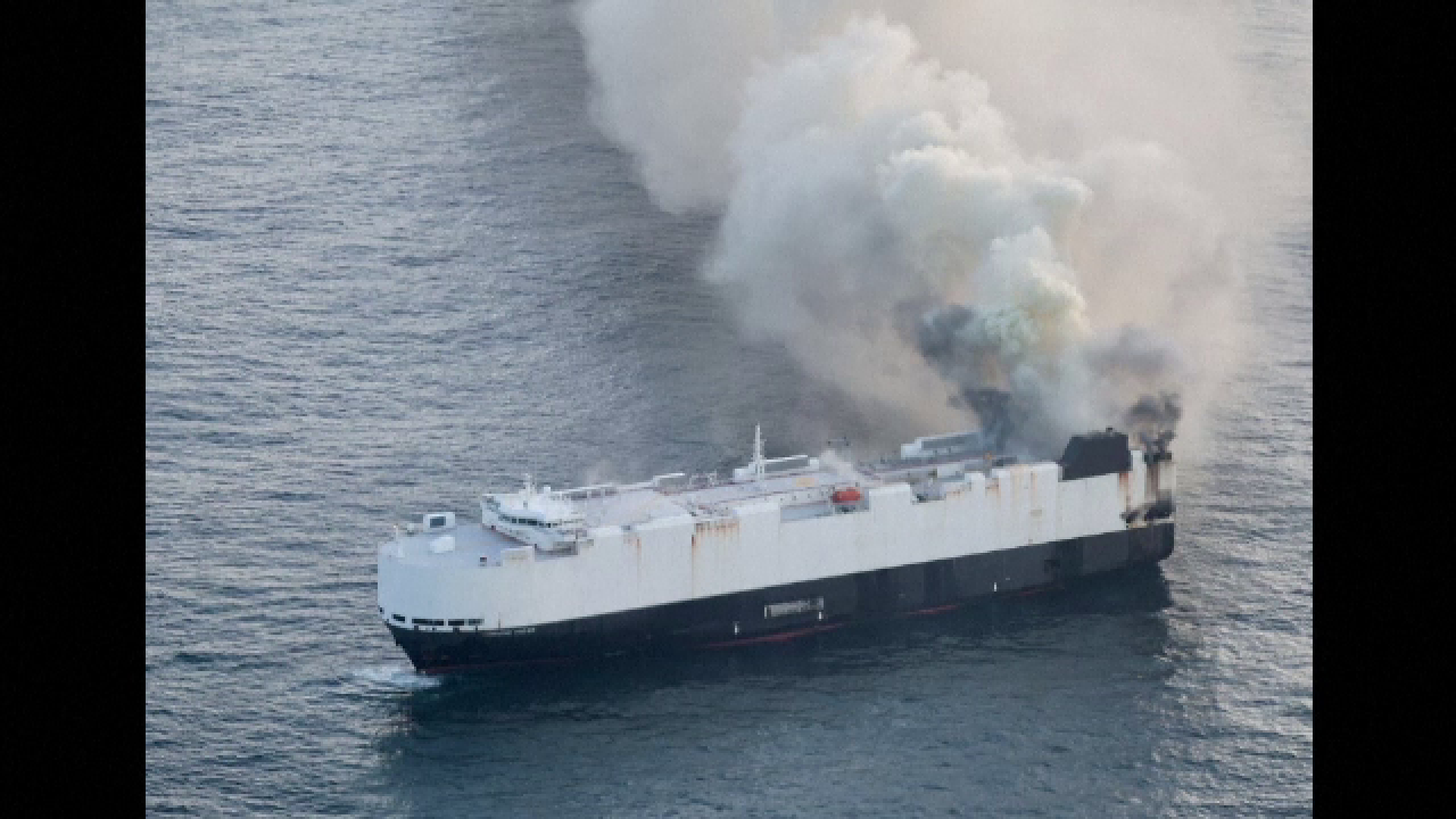 Un vapor uriaș care transporta 3.000 de mașini a luat foc. Echipajul a abandonat nava în flăcări lângă Alaska