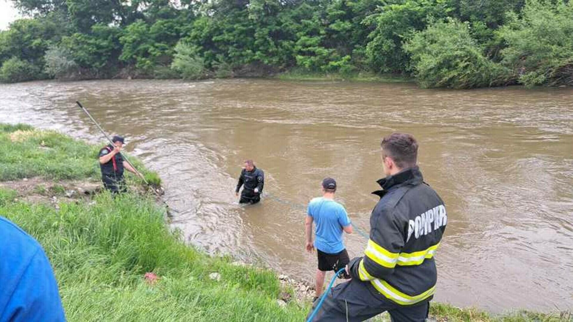 Fetiţă de trei ani, căutată de pompieri după ce ar fi căzut în râul Târnava Mare