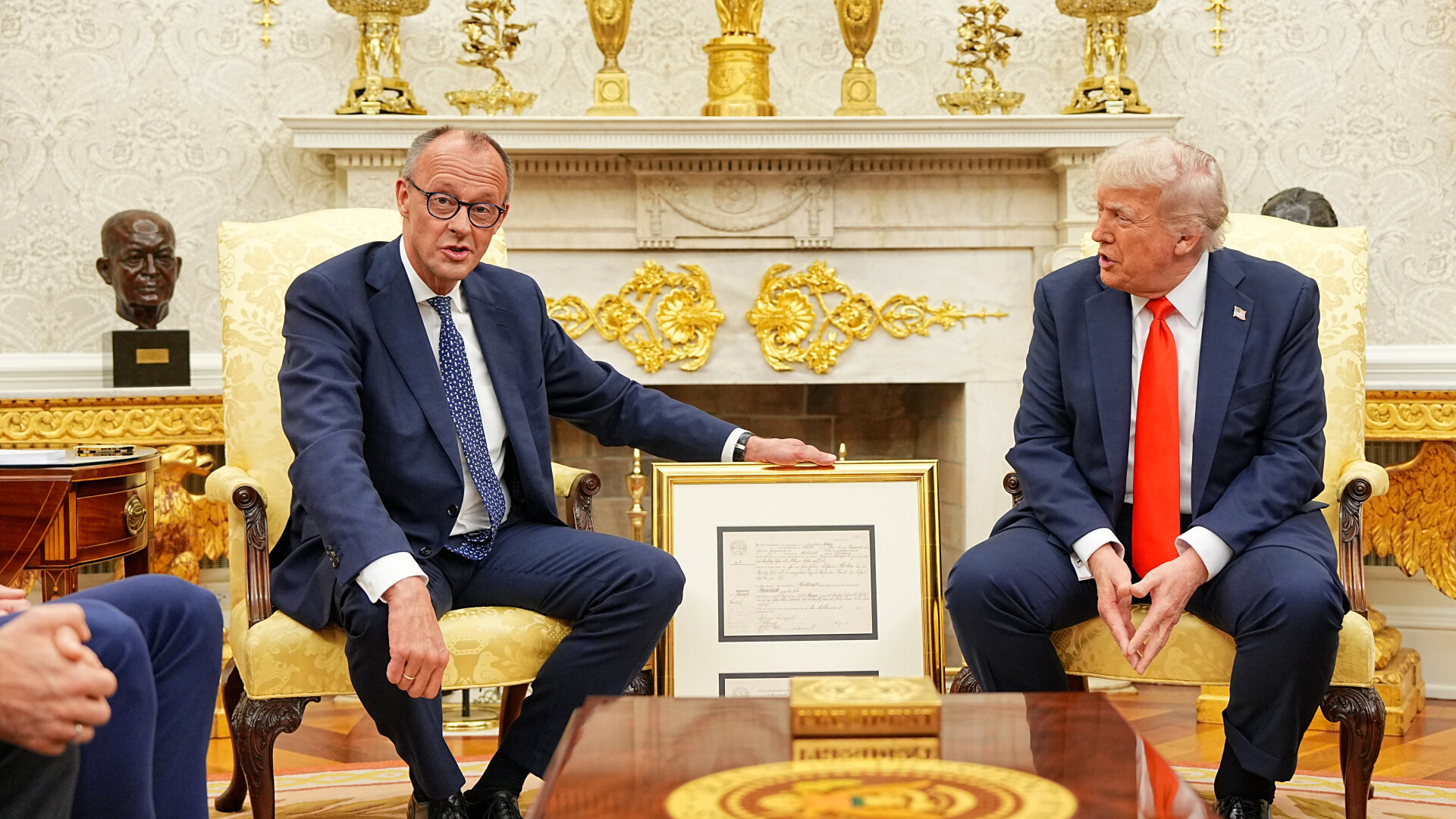 Întâlnire caldă între Donald Trump și Friedrich Merz. Cancelarul i-a dăruit certificatul de naștere al bunicului Trump VIDEO