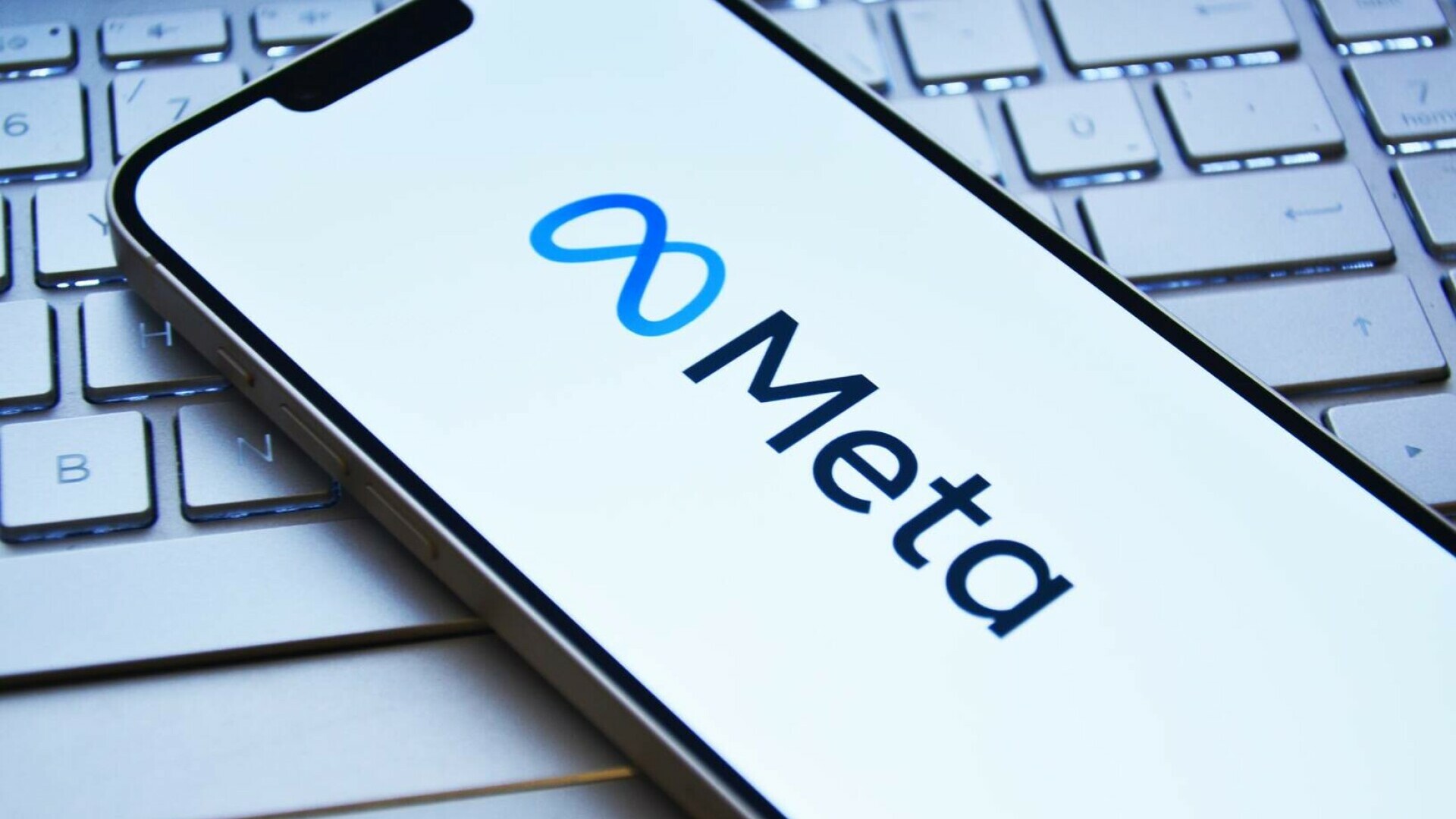 Raport: Emisiile companiilor tech cresc accelerat din cauza AI. Centrele de date consumă tot mai multă energie