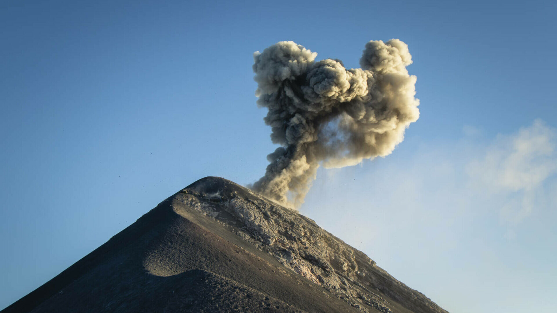 Sute de persoane evacuate după ce un vulcan „s-a trezit” în Guatemala. VIDEO