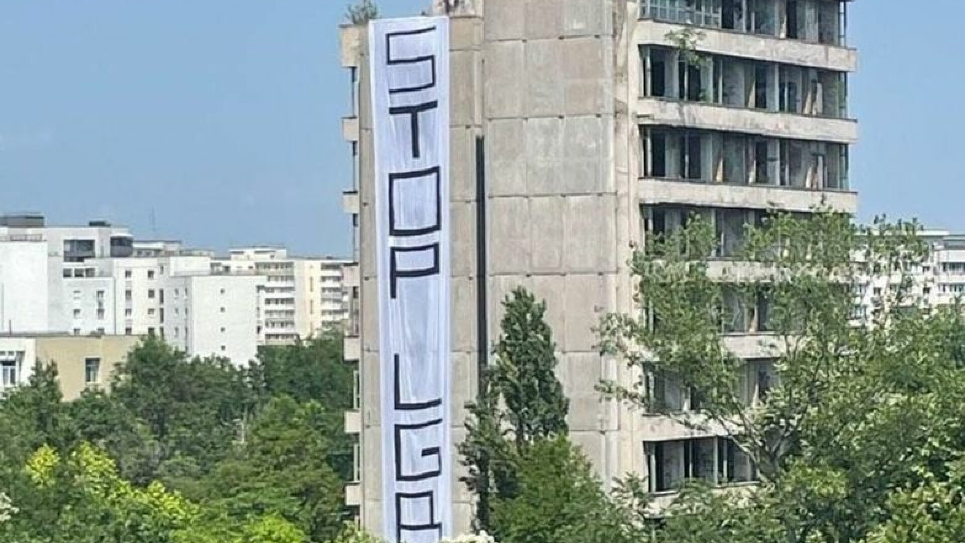 Mesajul "STOP LGBT" afișat pe o clădire din București. Intervenția Poliției