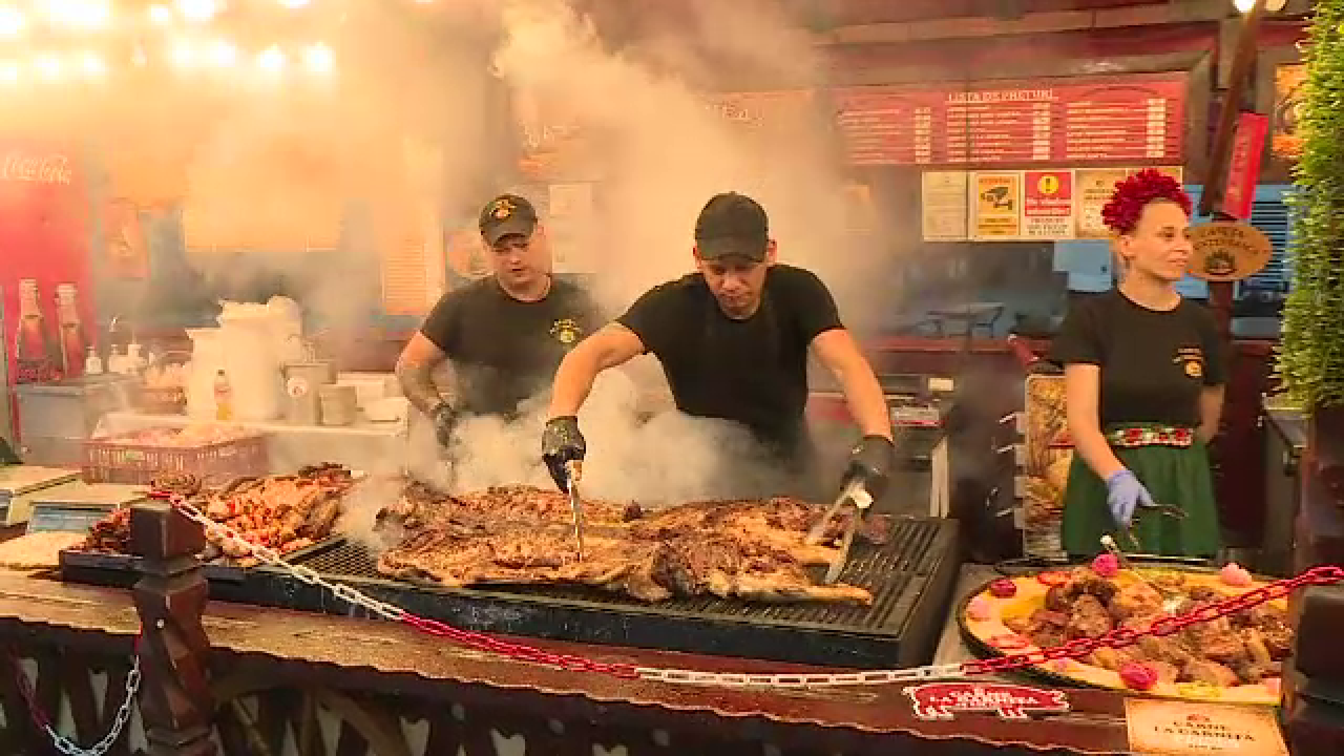 Festival de Rusalii în Capitală. Bucureștenii s-au delectat cu pastramă de berbecuț, frigărui, bulz și langoși