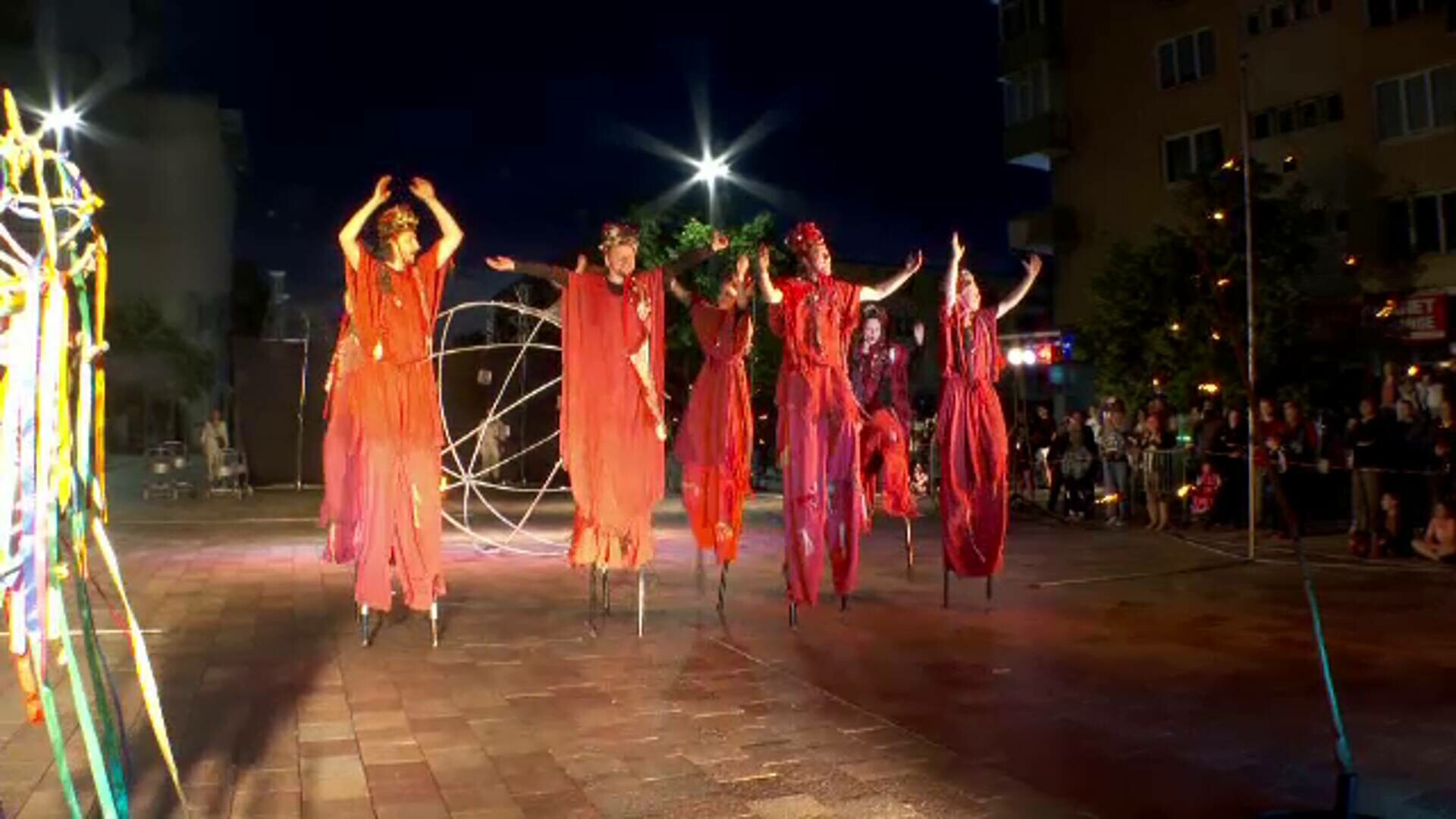 Festival de teatru stradal la Pitești. Artiști internaționali fac spectacole inspirate din mituri și basme. „Foarte frumos”