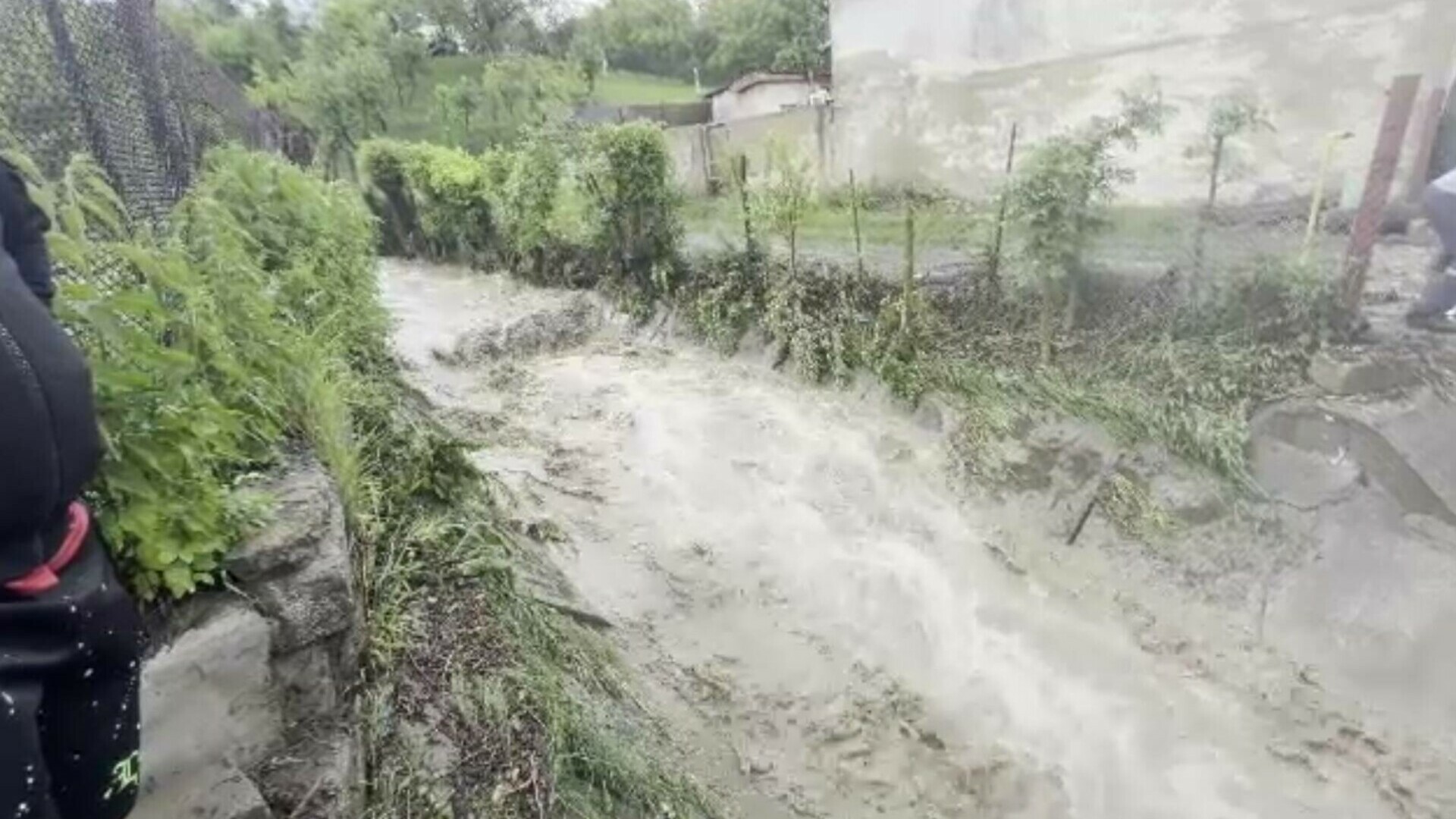 Furtună puternică în Argeș. Localnicii au cerut ajutorul pompierilor în comuna Cetățeni după ce apa le-a inundat curțile