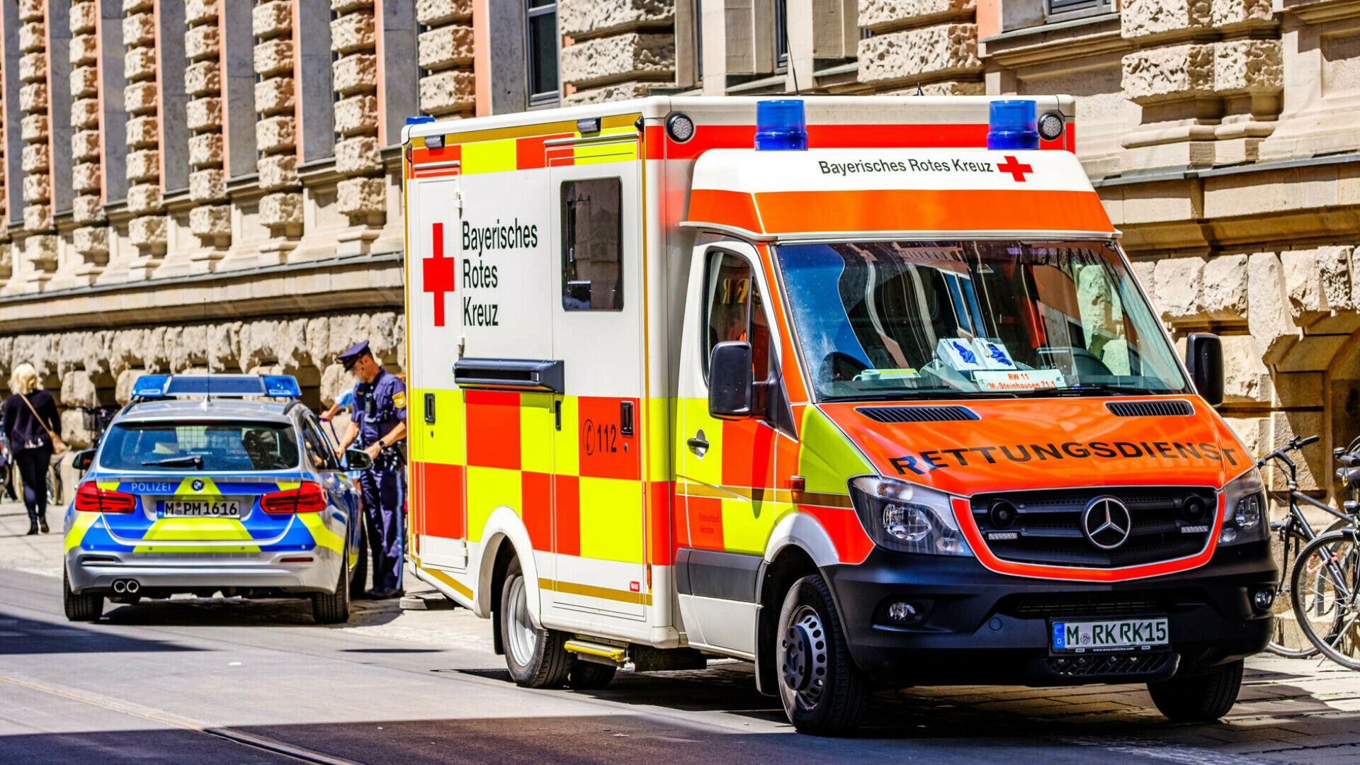 Incident bizar în Germania. Un bărbat a intrat cu mașina în mulțimea în care se aflau soția și fiica sa