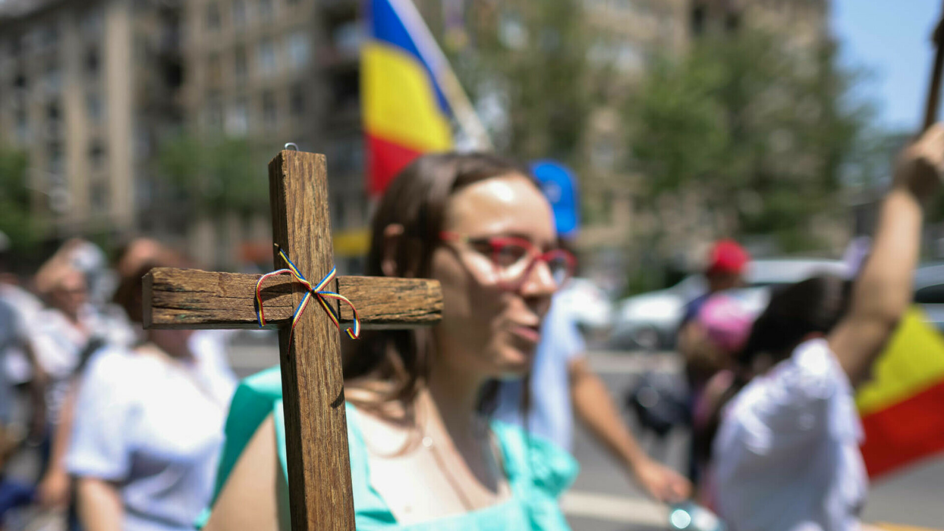Marșul Pride vs marșul ”mândriei” de a fi normal. Prinși când se duceau să-i agreseze ”creștinește” pe ceilalți GALERIE FOTO