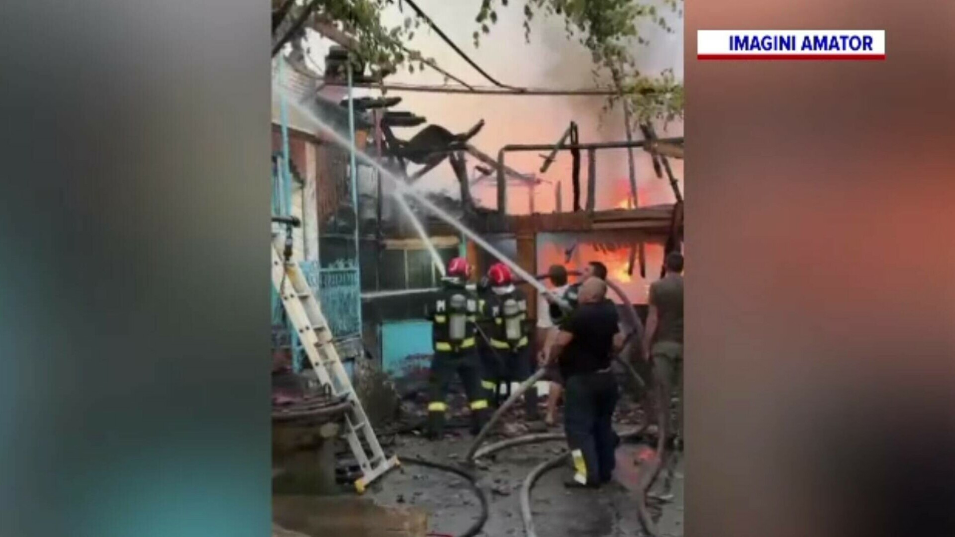 O casă și mai multe anexe s-au făcut scrum într-o comună din Gorj. Proprietarii au dat alarma aproape de lăsarea serii