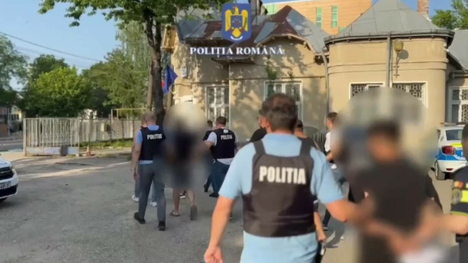 Indivizii care au luat cu forța o tânără de 24 de ani într-o mașină, au ajuns după gratii cel puțin pentru 30 de zile