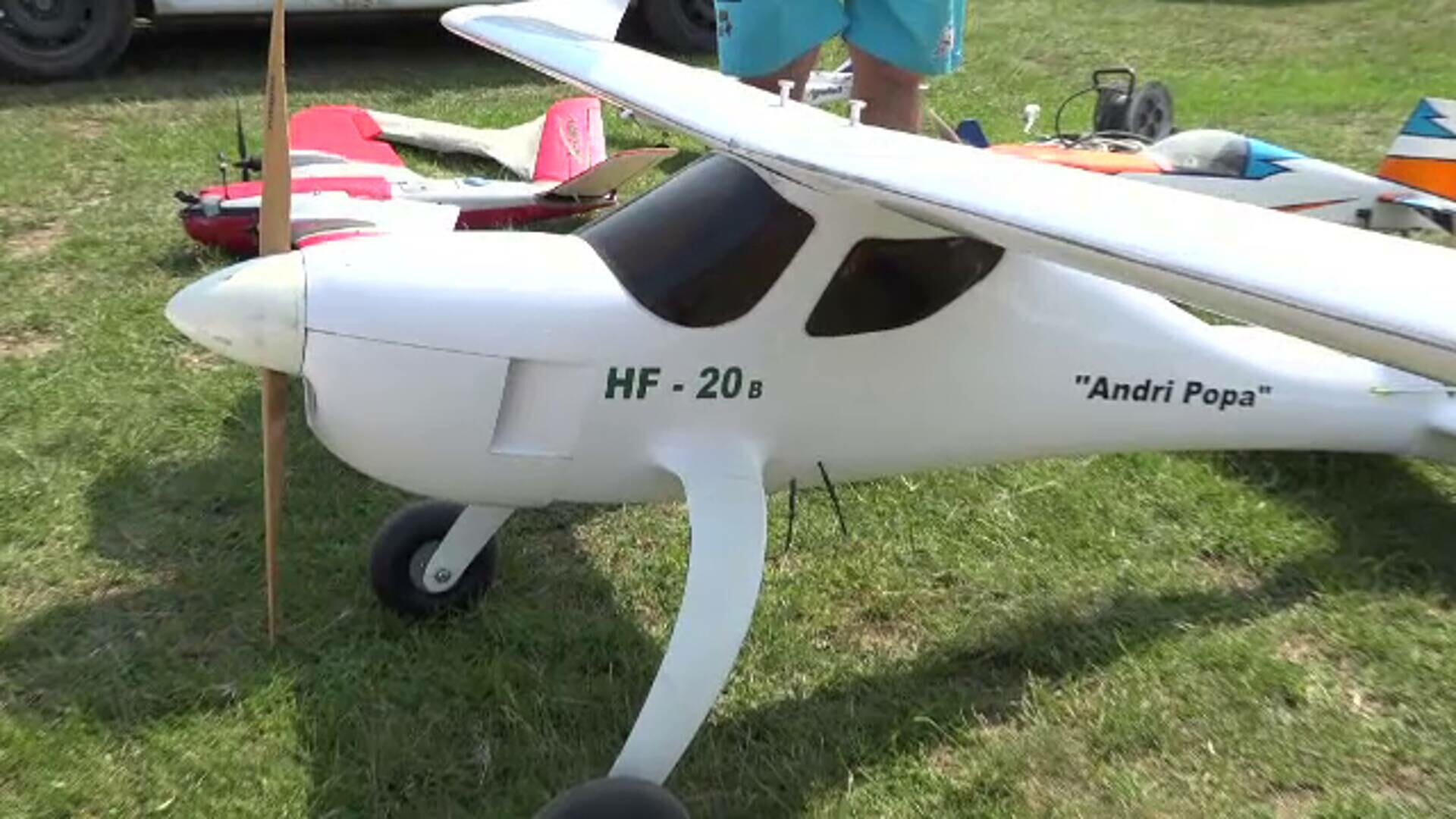 Sute de pasionați de aeromodelism și-au expus modelele la Sebeș. Prețul pornește de la 100 de lei. „A fost extraordinar”