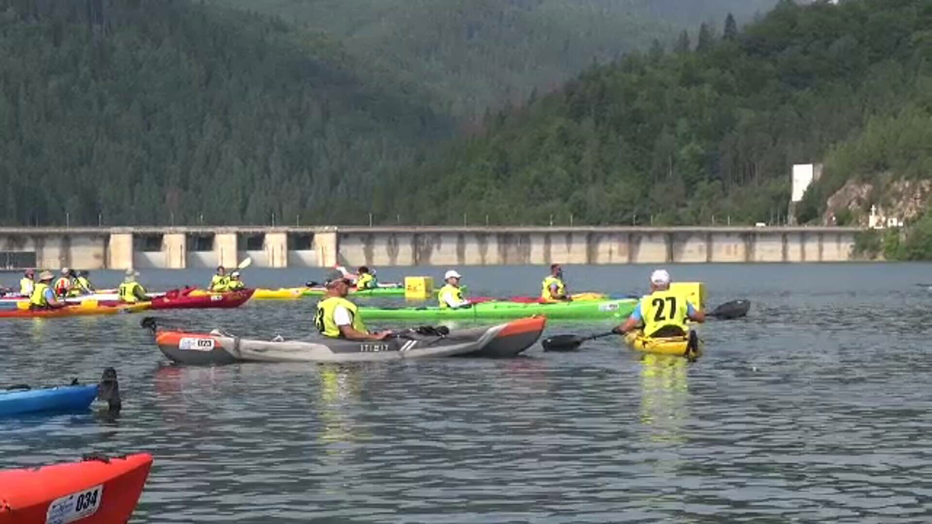 Competiție de caiace pe lacul Bicaz. Au participat, în premieră, și persoane cu dizabilități. „Raiul pe pământ în România”