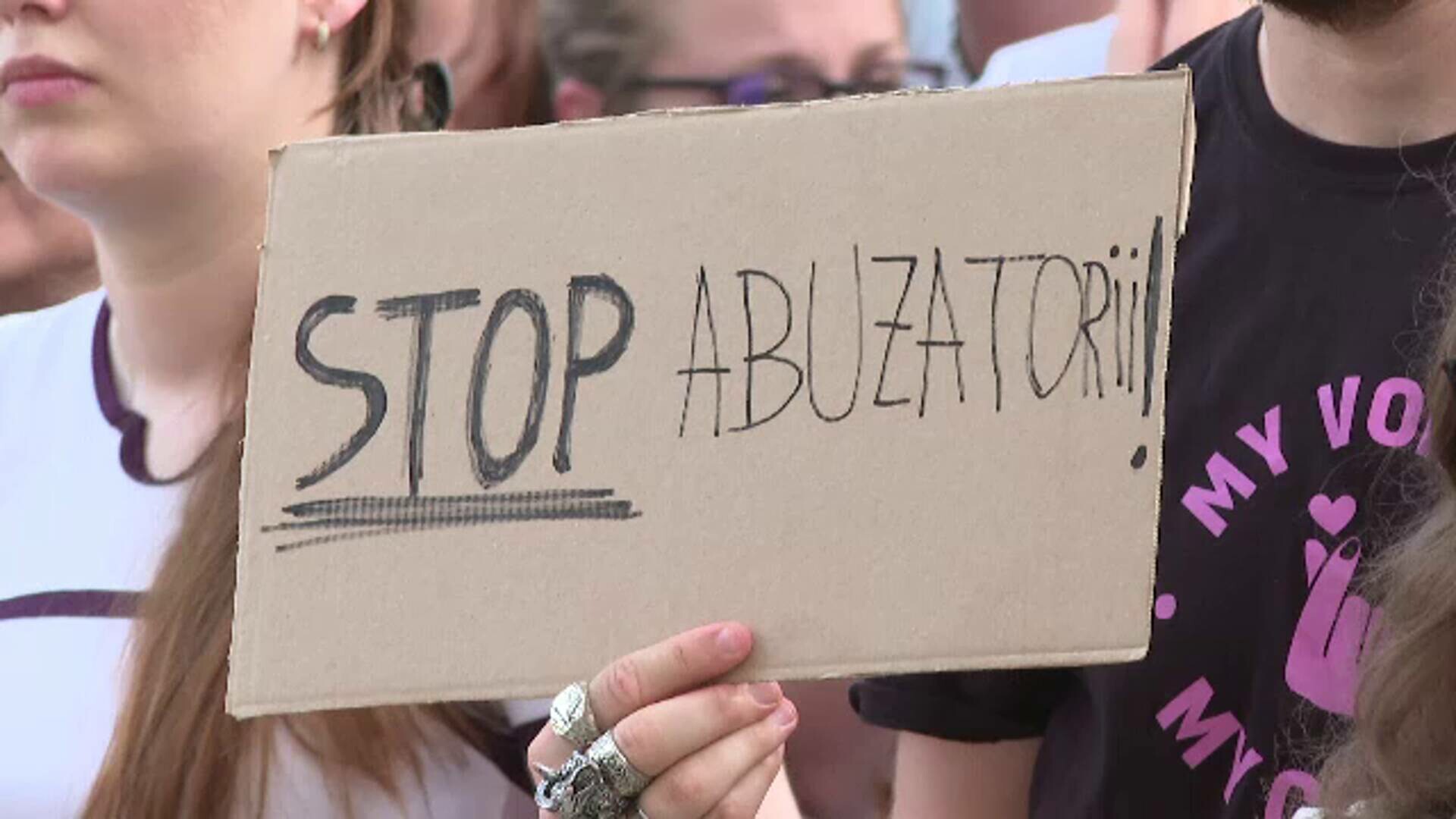 Protest la Timișoara, după crima din Cosmopolis. Sute de persoane au ieșit în stradă. „Rușinea este a abuzatorului”