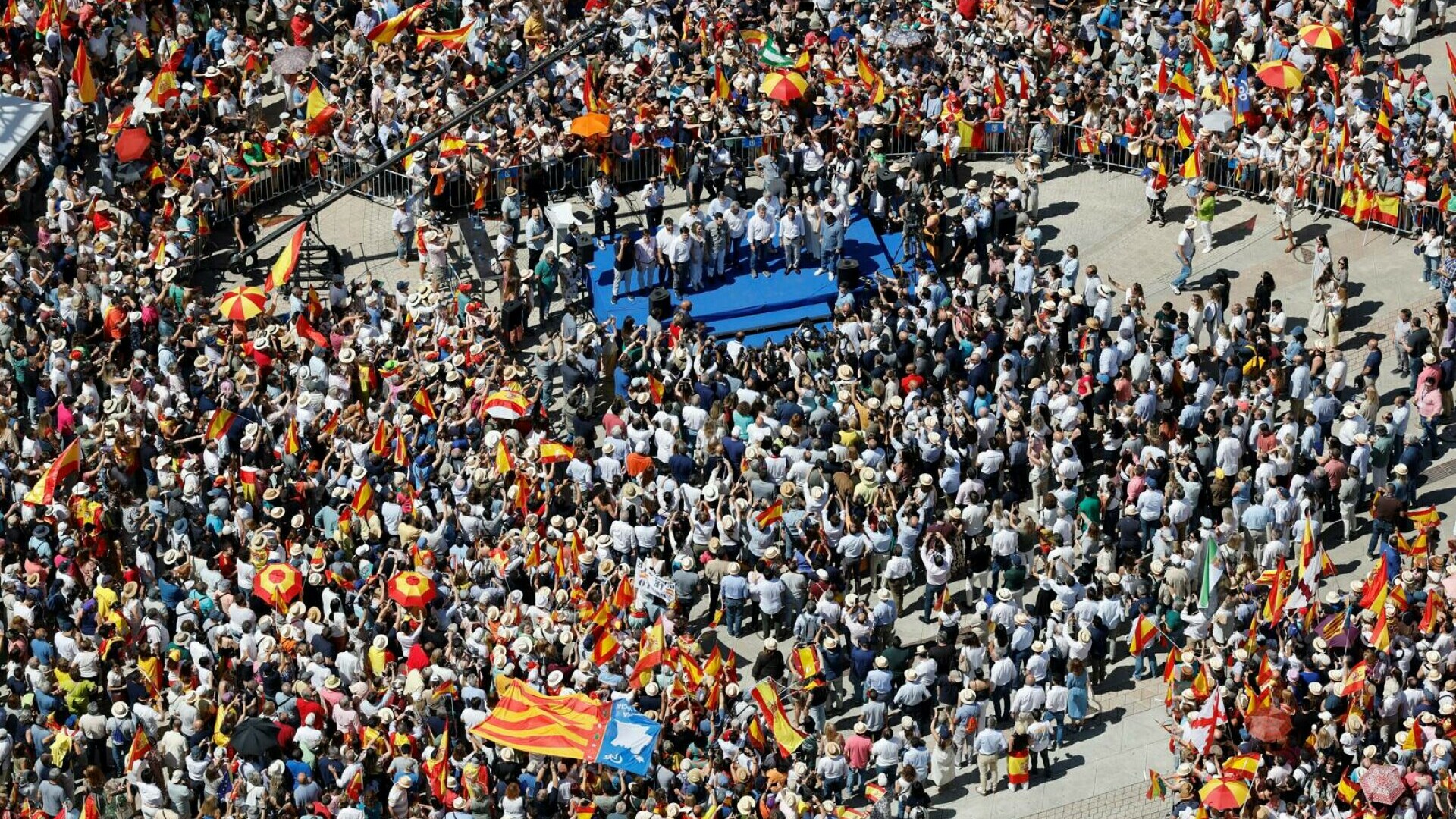Zeci de mii de oameni s-au adunat duminică la Madrid pentru o demonstraţie împotriva premierului Pedro Sanchez. FOTO