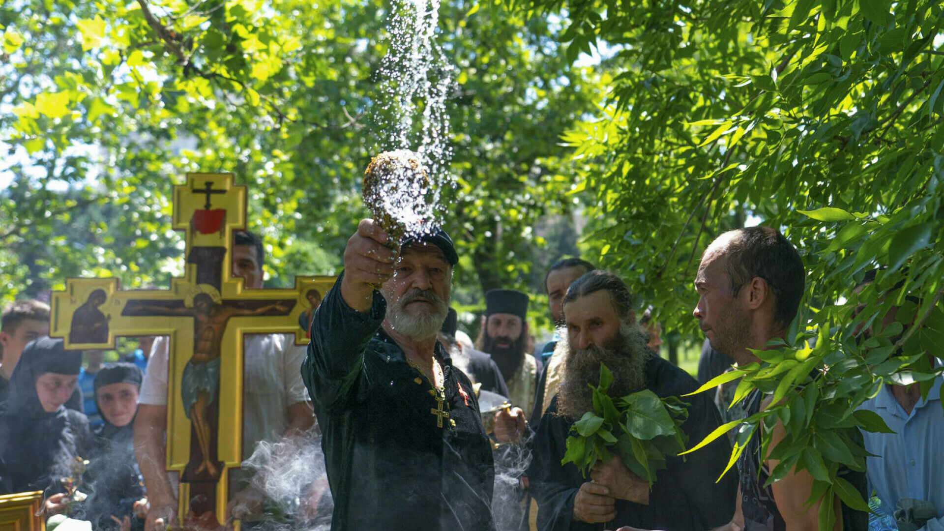 Gigi Becali a apărut cu o cruce uriașă și agheasmă pe Calea Victoriei, după Bucharest Pride