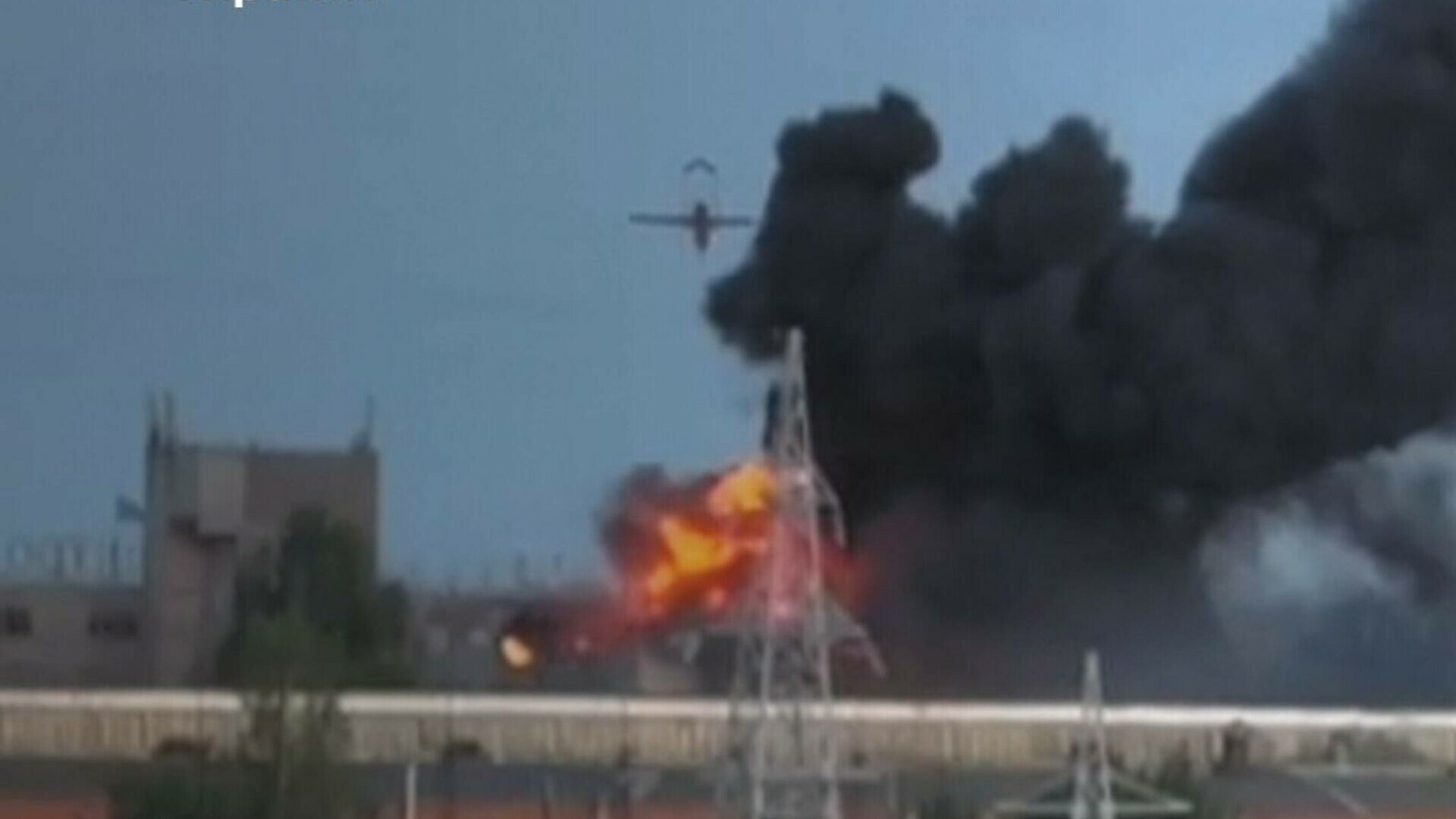 Momentul în care o dronă ucraineană lovește în plin o fabrică din Rusia. Producția uzinei a fost suspendată temporar. VIDEO