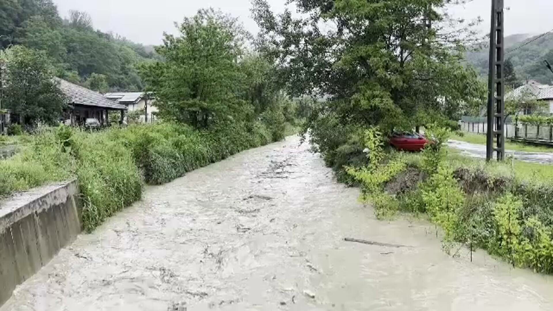 Prahova sub cod portocaliu. Mai multe drumuri și curți au fost inundate după ploile abundente | FOTO
