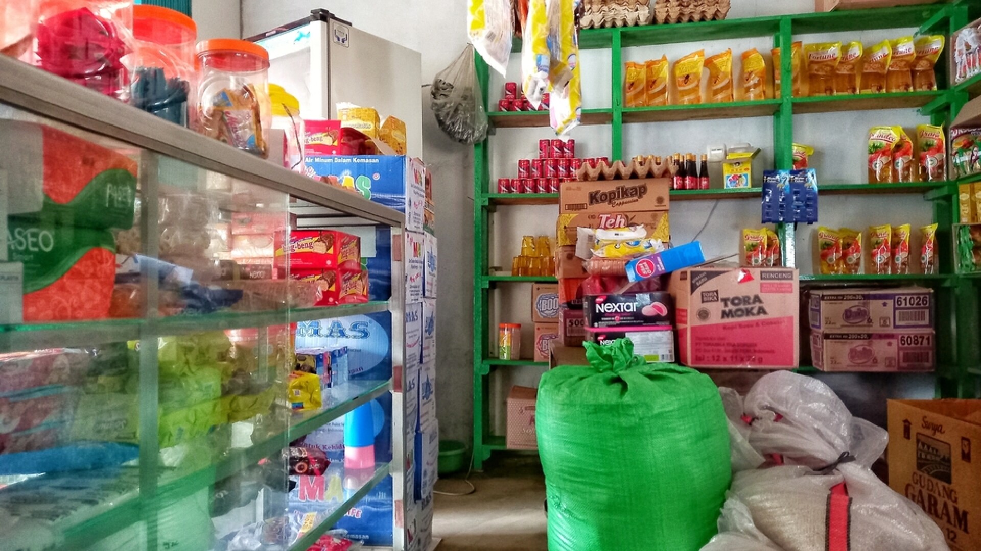 Un român din magazinul căruia clienții ieșeau fără cumpărături a fost arestat. Descoperirea făcută de polițiști. FOTO