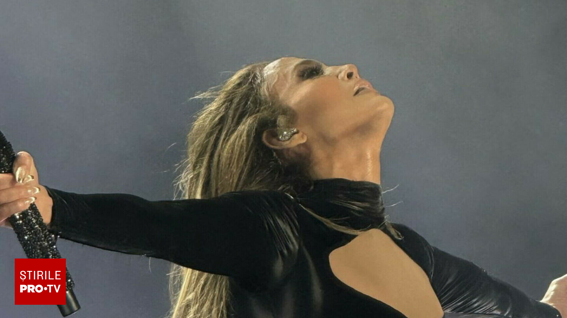 Jennifer Lopez, ținute îndrăznețe pe scena de la World Pride Music Festival. Reacții controversate din cauza costumelor sale