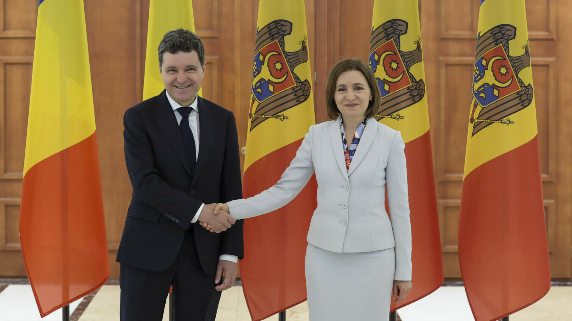 Preşedintele Nicuşor Dan a ajuns la Chişinău, unde a fost primit de Maia Sandu
