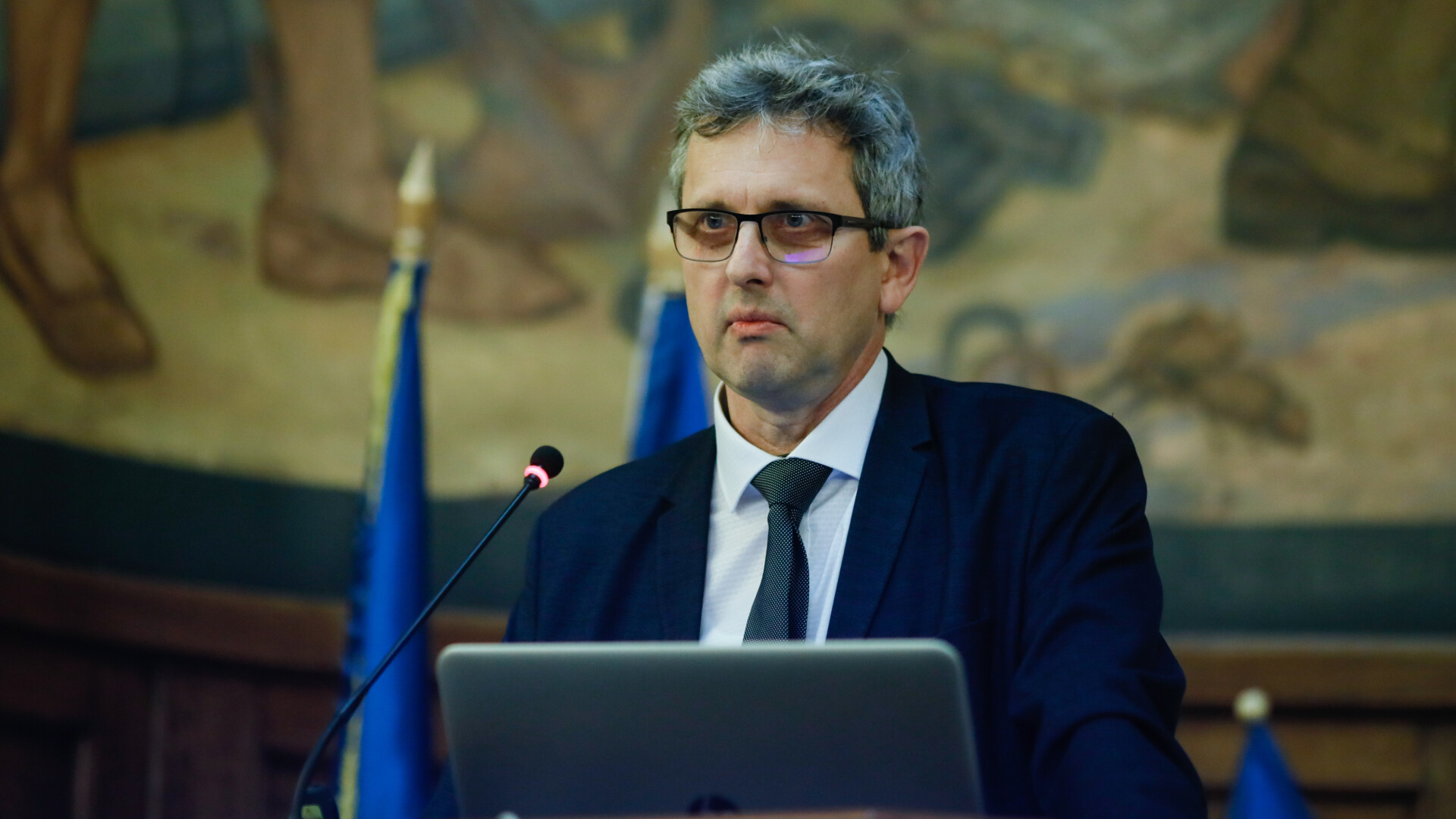 Economistul-șef al BNR: Politicienii reinventează roata pentru a reduce deficitul. Statul de la care România se poate inspira
