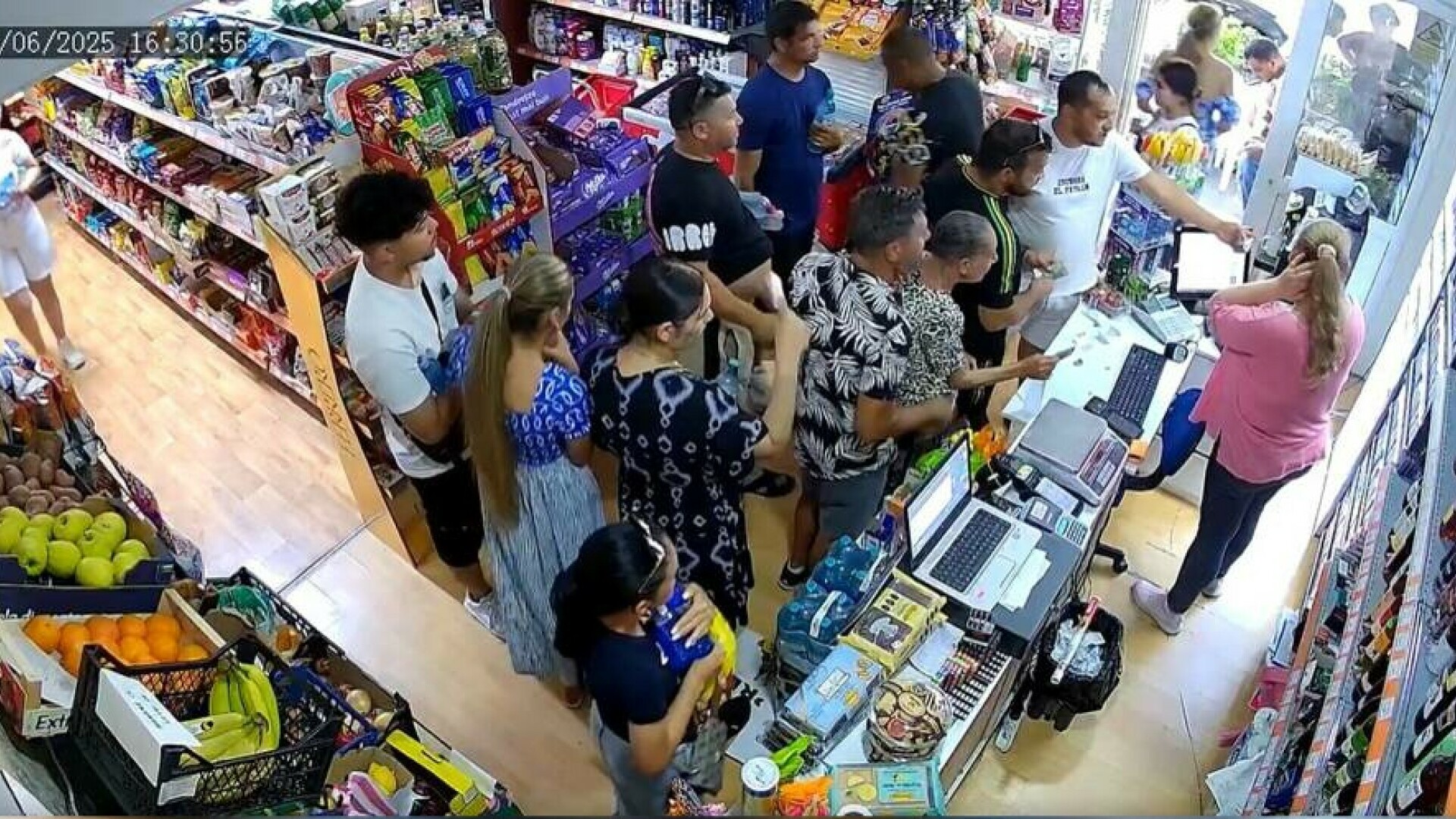 Cum au jefuit zeci de oameni un magazin din Ploiești. VIDEO