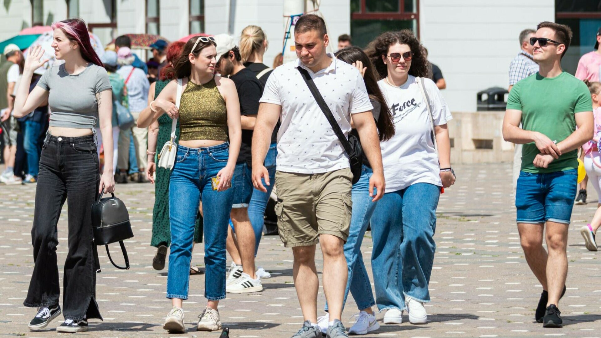 Vremea azi, 21 iunie. Temperaturile se mențin normale, însă ploile surpriză pot strica planurile de weekend