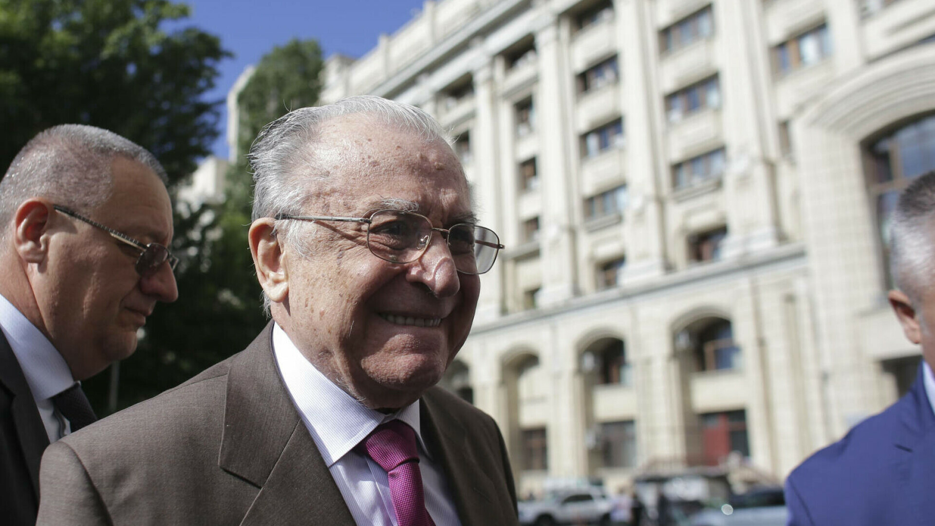 Spital: Starea generală a lui Ion Iliescu, staţionară, cu necesar de oxigen. Rămâne internat în secţia de terapie intensivă