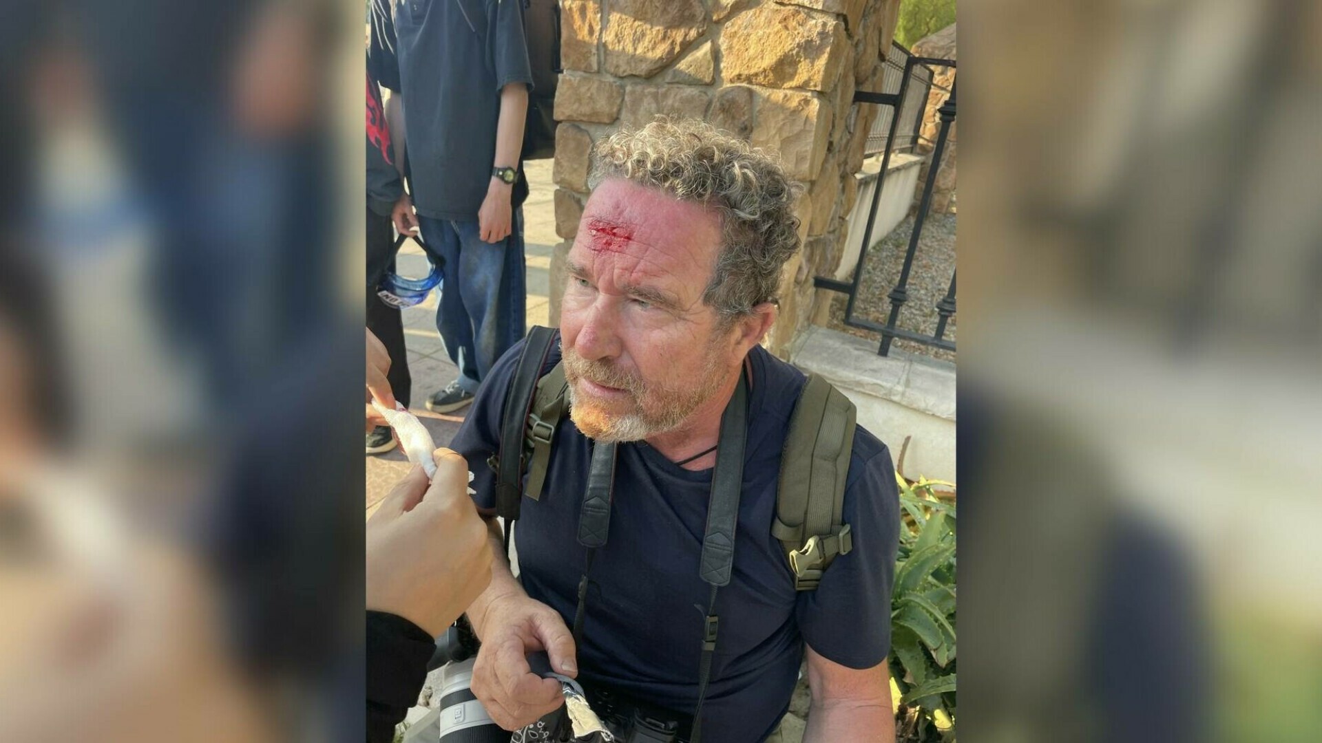 Momentul în care un jurnalist este împușcat în cap în timp ce filmează la protestele din Los Angeles | VIDEO
