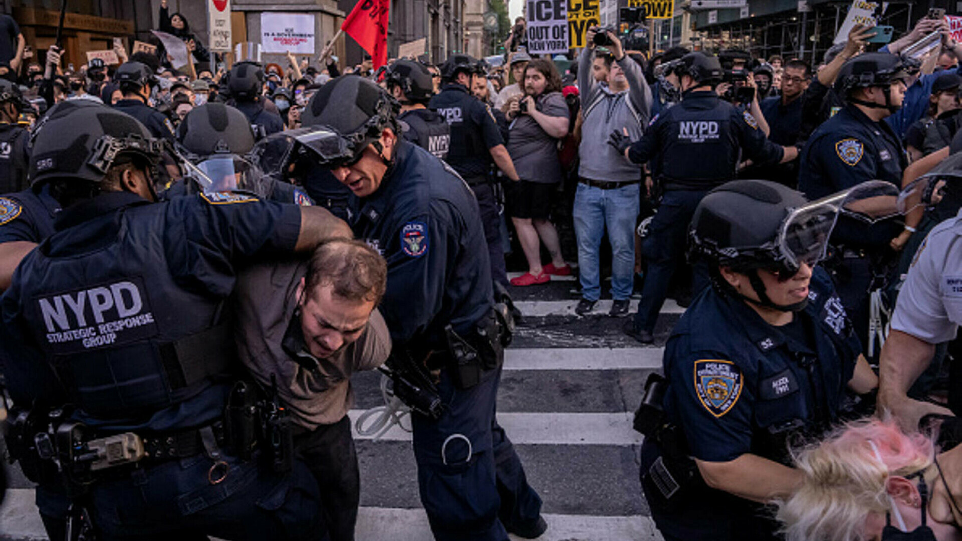 „Frica este prezentă în fiecare zi”. Manifestaţie la New York împotriva politicii migratorii a lui Donald Trump. FOTO & VIDEO