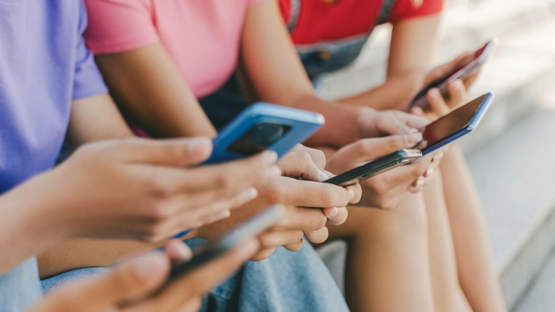 Proiect: Acces restricționat la internet în România pentru minorii sub 16 ani. Ce vor fi obligați părinții să facă