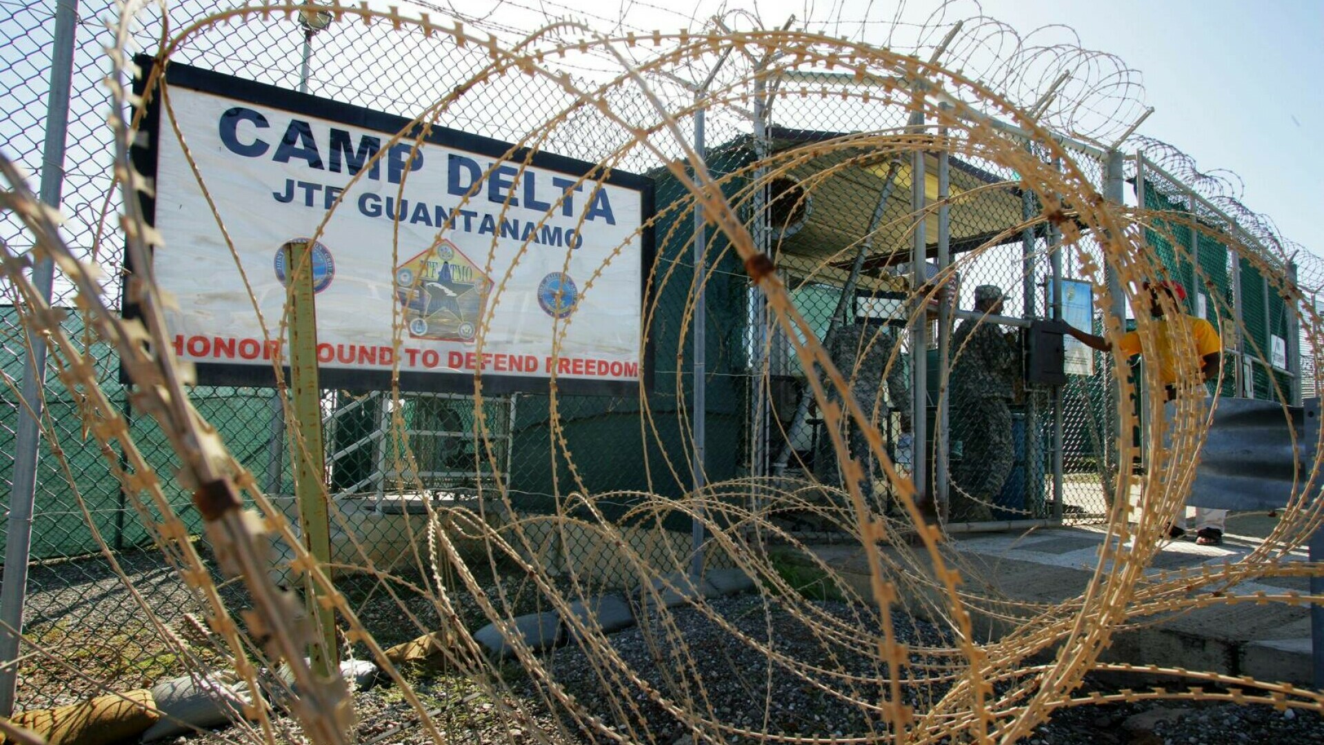 Politico: Trump trimite 100 de români la închisoarea pentru teroriști din Guantanamo. ”Mesajul este de a-i îngrozi pe oameni”
