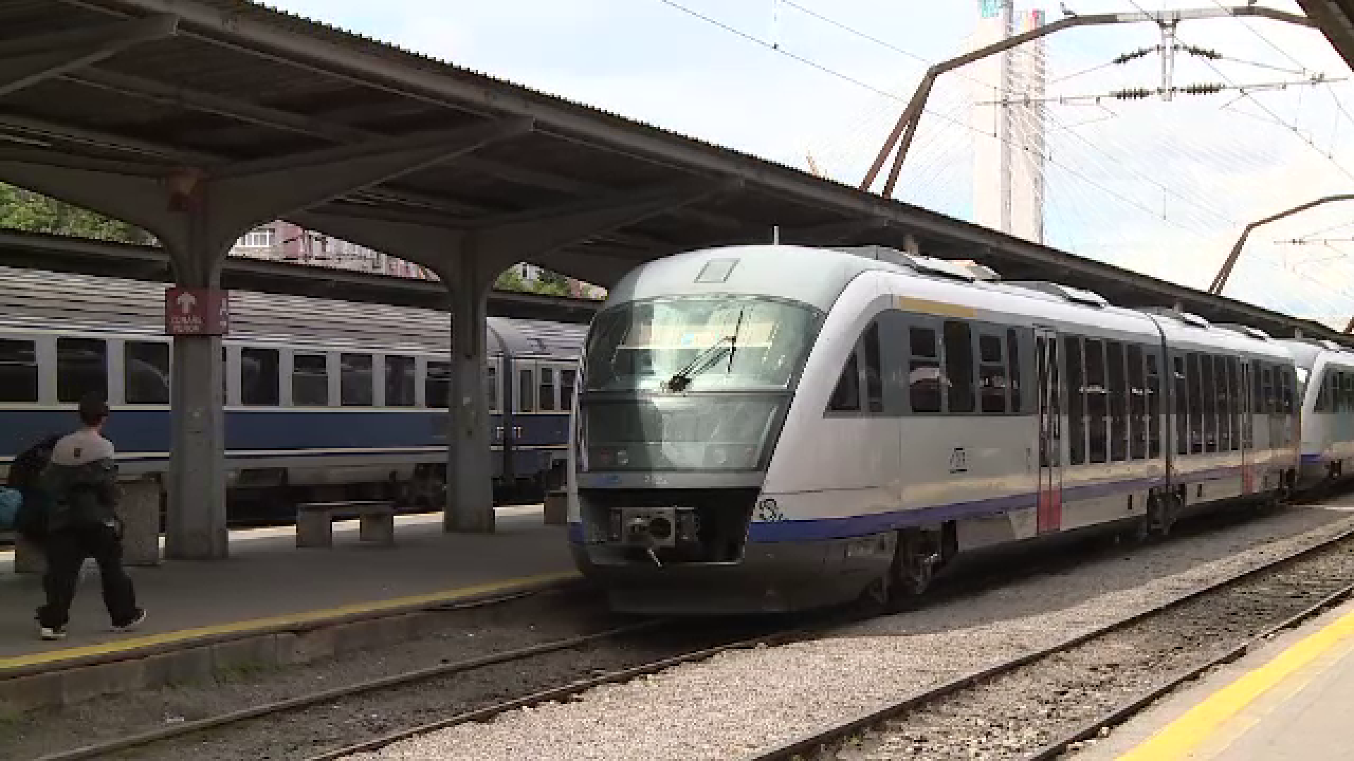 Un tânăr de 18 ani a alunecat sub roțile unui tren, iar un picior i-a fost secționat, în gara din Buzău. Cum a fost posibil