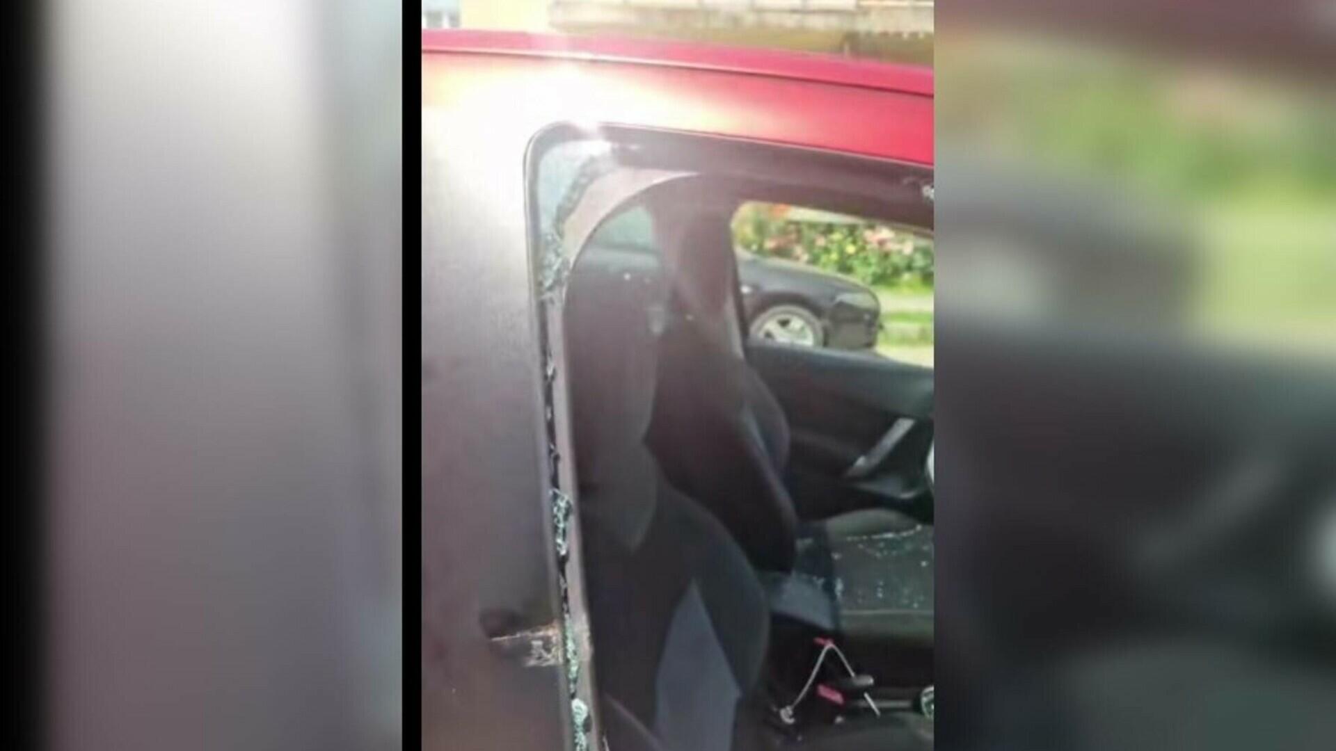Un bărbat din Focșani a sărit în fața unei mașini a luat un indicator și a spart geamul autovehicului. VIDEO