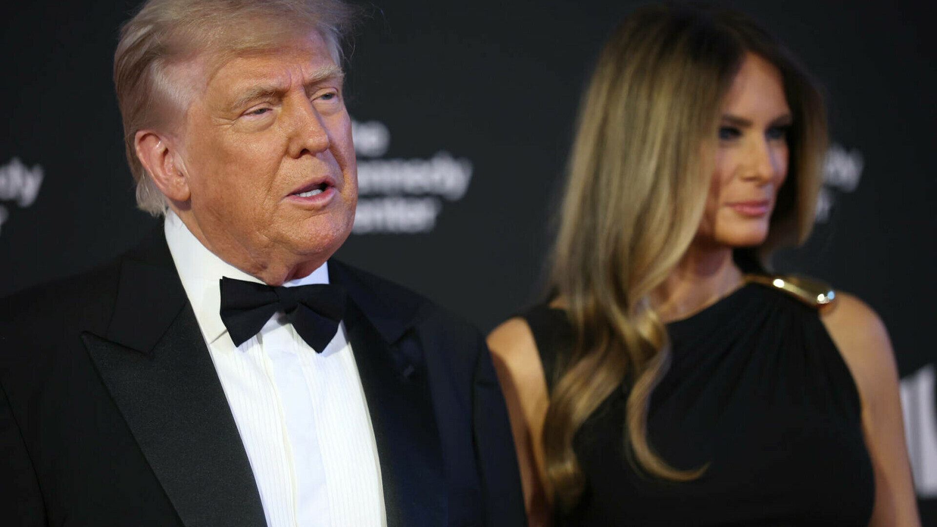 Donald și Melania Trump, huiduiți și aplaudați, în timp ce asistau la muzicalul Les Misérables