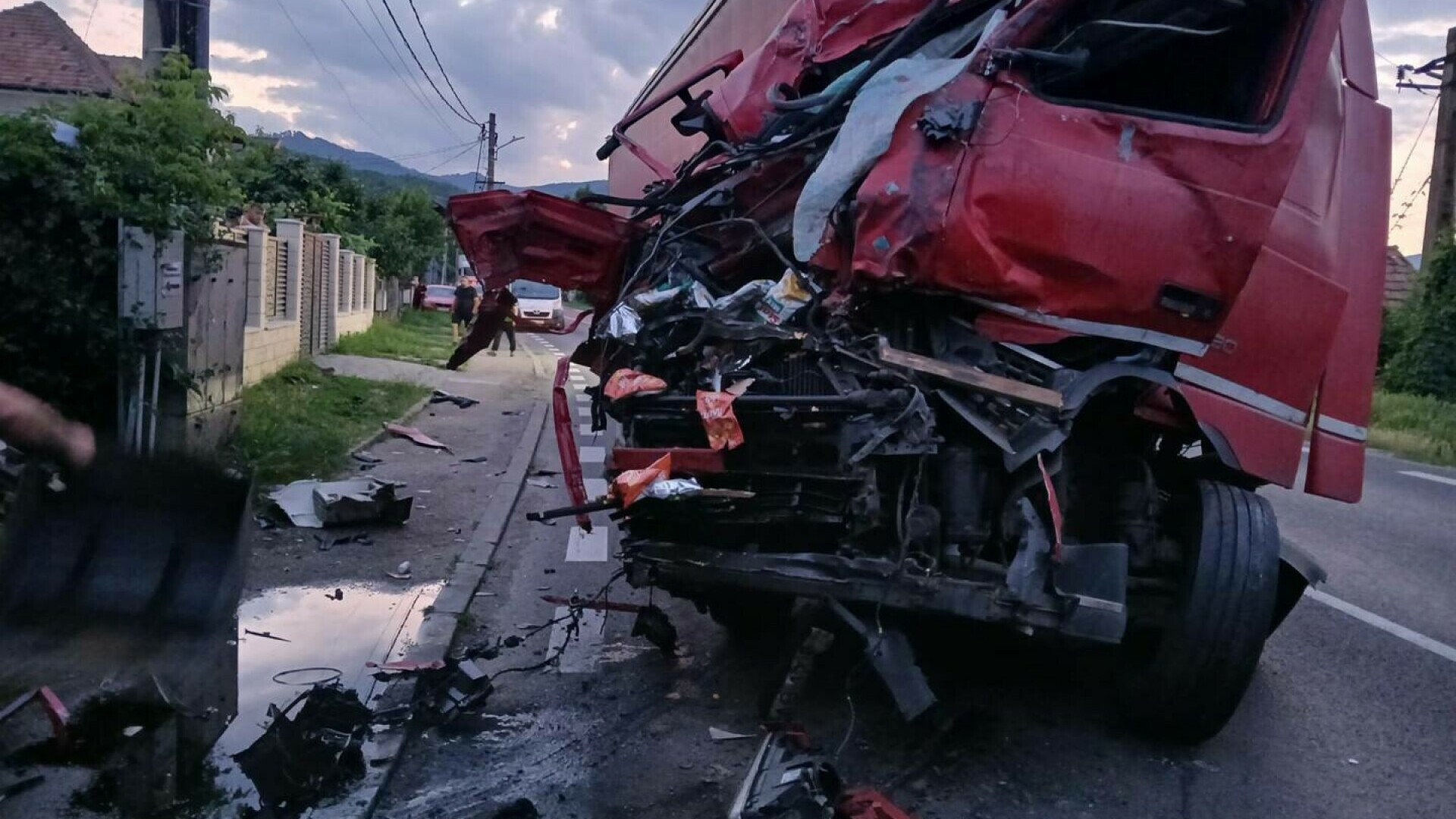 Accident grav cu un autoturism și două TIR-uri la Călimănești. Un bărbat a fost descarcerat și dus la spital