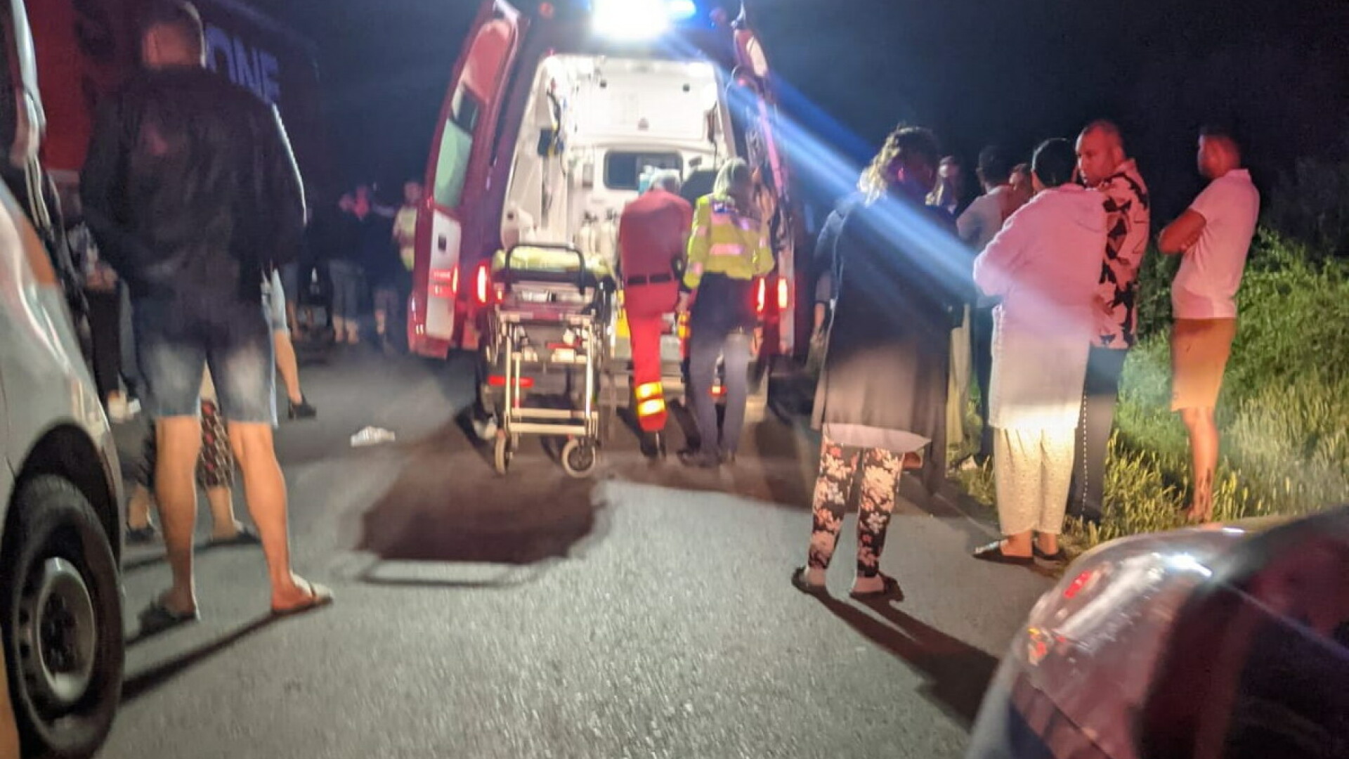 Accident cu doi morţi şi un rănit, după ce un autoturism a intrat într-o semiremorcă staţionată pe o stradă din Galați